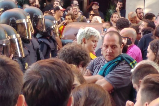 David Fernández davant la seu de la CUP 