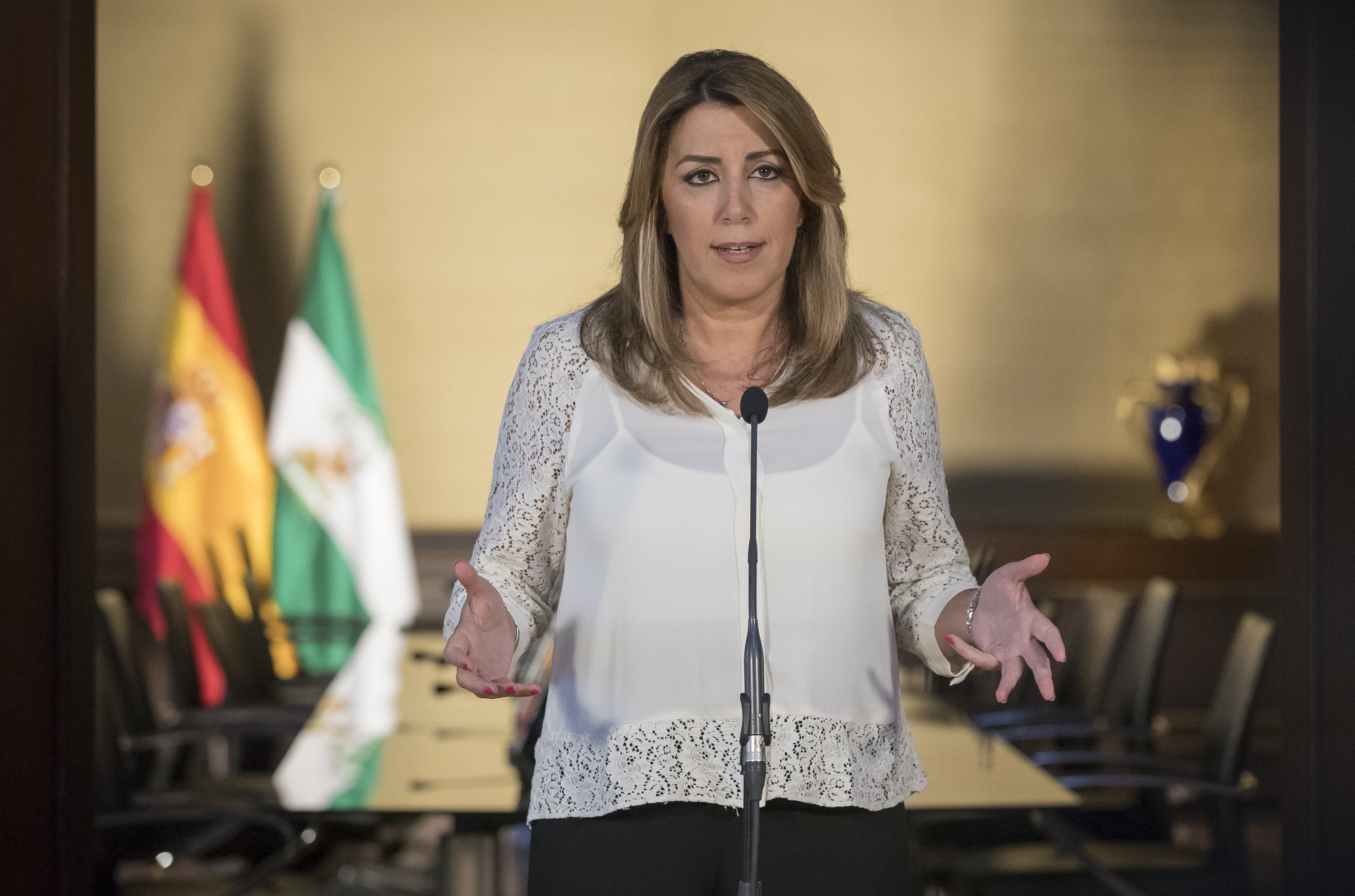 Susana Díaz plega veles (de moment) i garanteix "lleialtat" a Sánchez