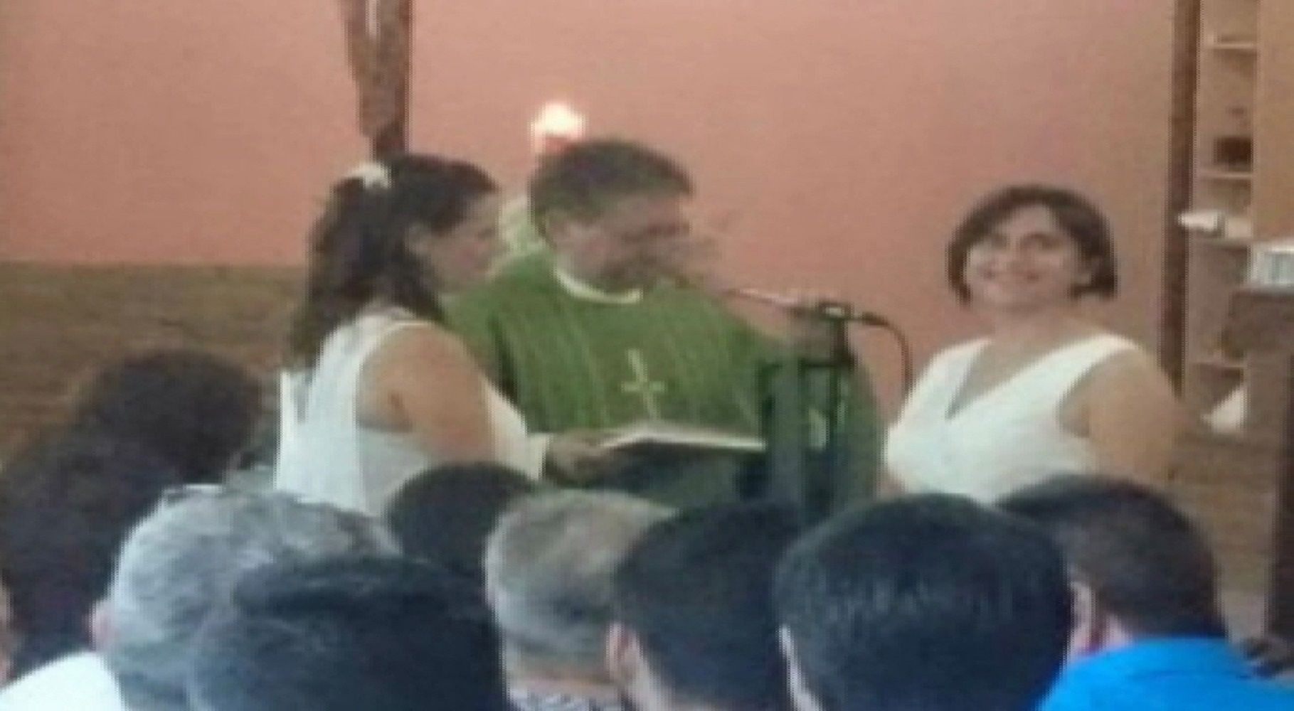 Un cura bendice en la parroquia el matrimonio de dos lesbianas (y luego pide perdón)