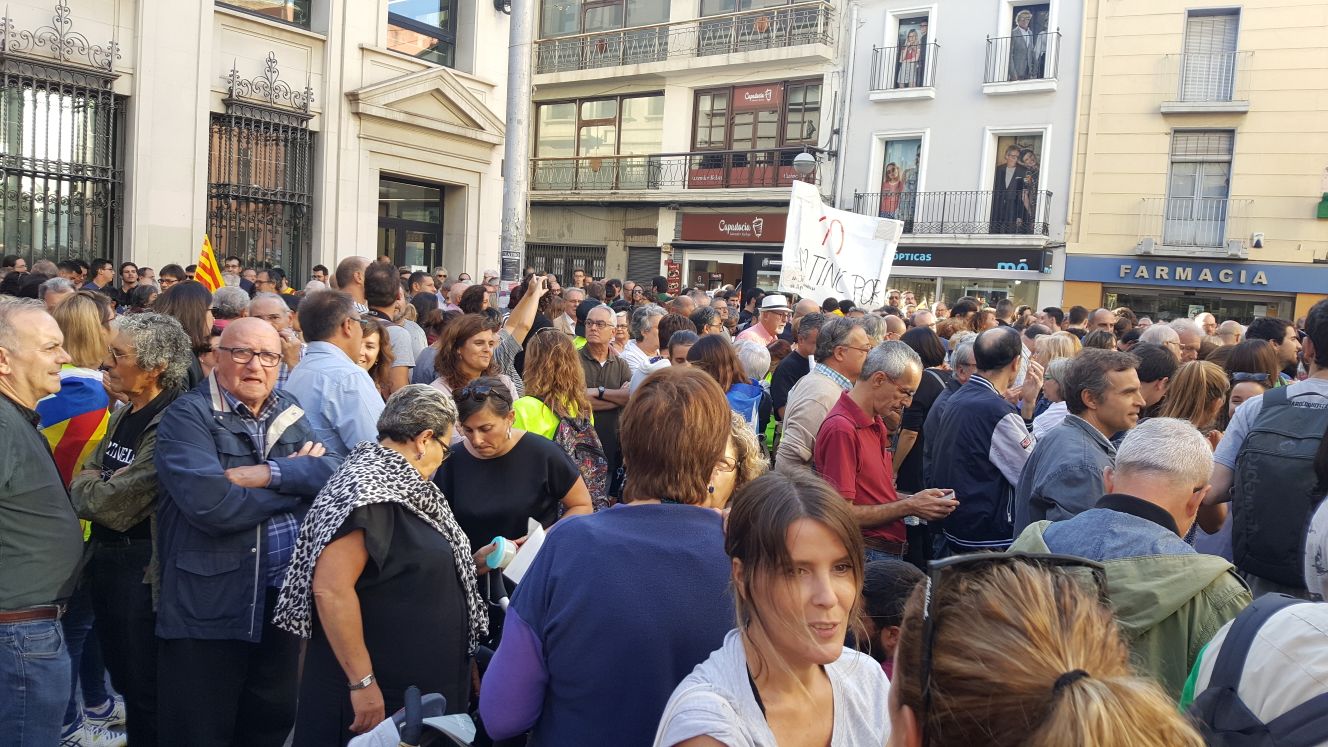 El món local mostra el seu rebuig al setge policial