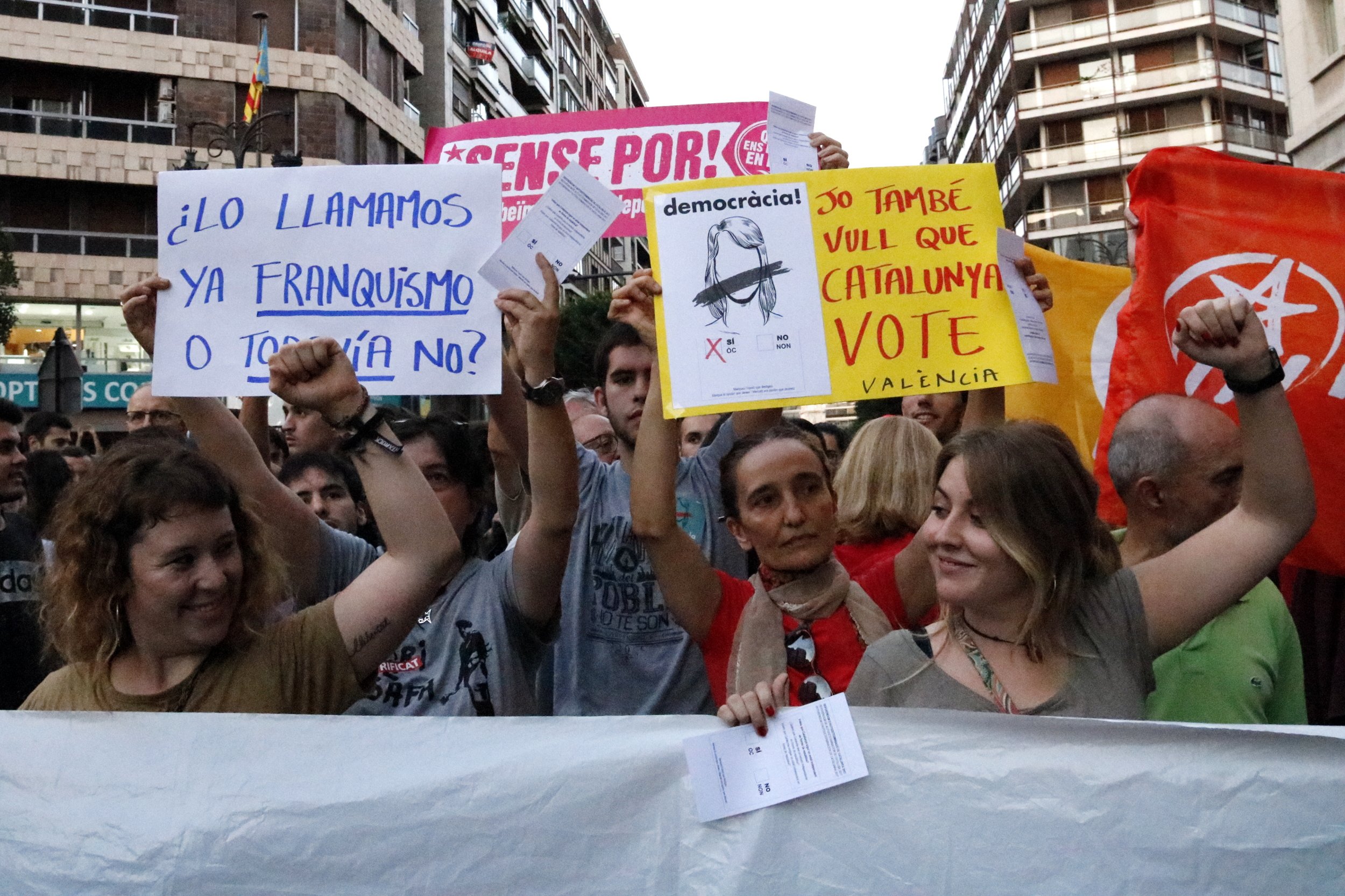 Centenares de personas se concentran en València para condenar el fascismo