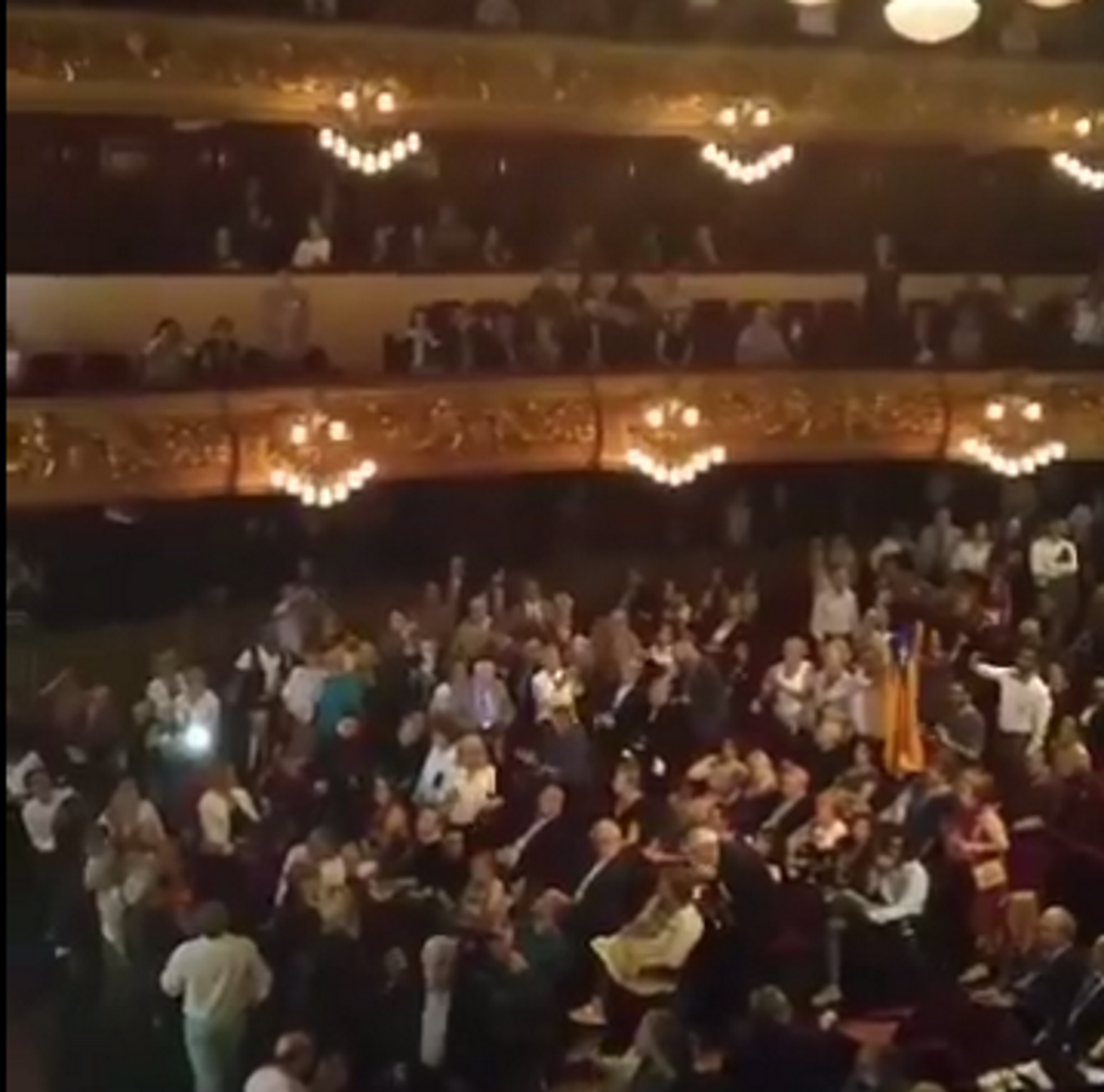Crits de 'Votarem' i estelades al Liceu