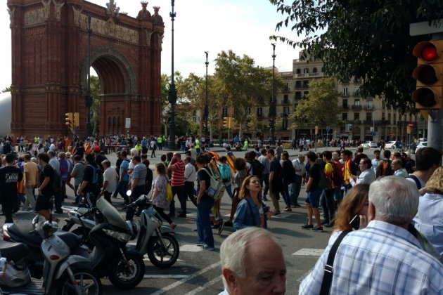 Desenes de persones a la concentració a Arc de Triomf / Roberto Lázaro