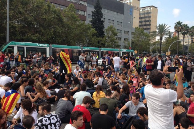 Estudiantes de la UB y la UPC cortan la Diagonal / Marc Lencina