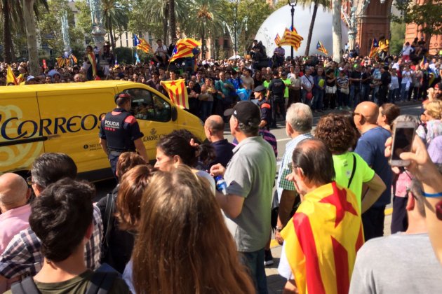 Xiulen i escridassen a un camió de Correos / Maria Macià