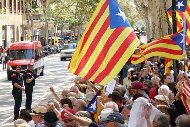La primera línia de la manifestació a Arc de Triomf / Roberto Lázaro