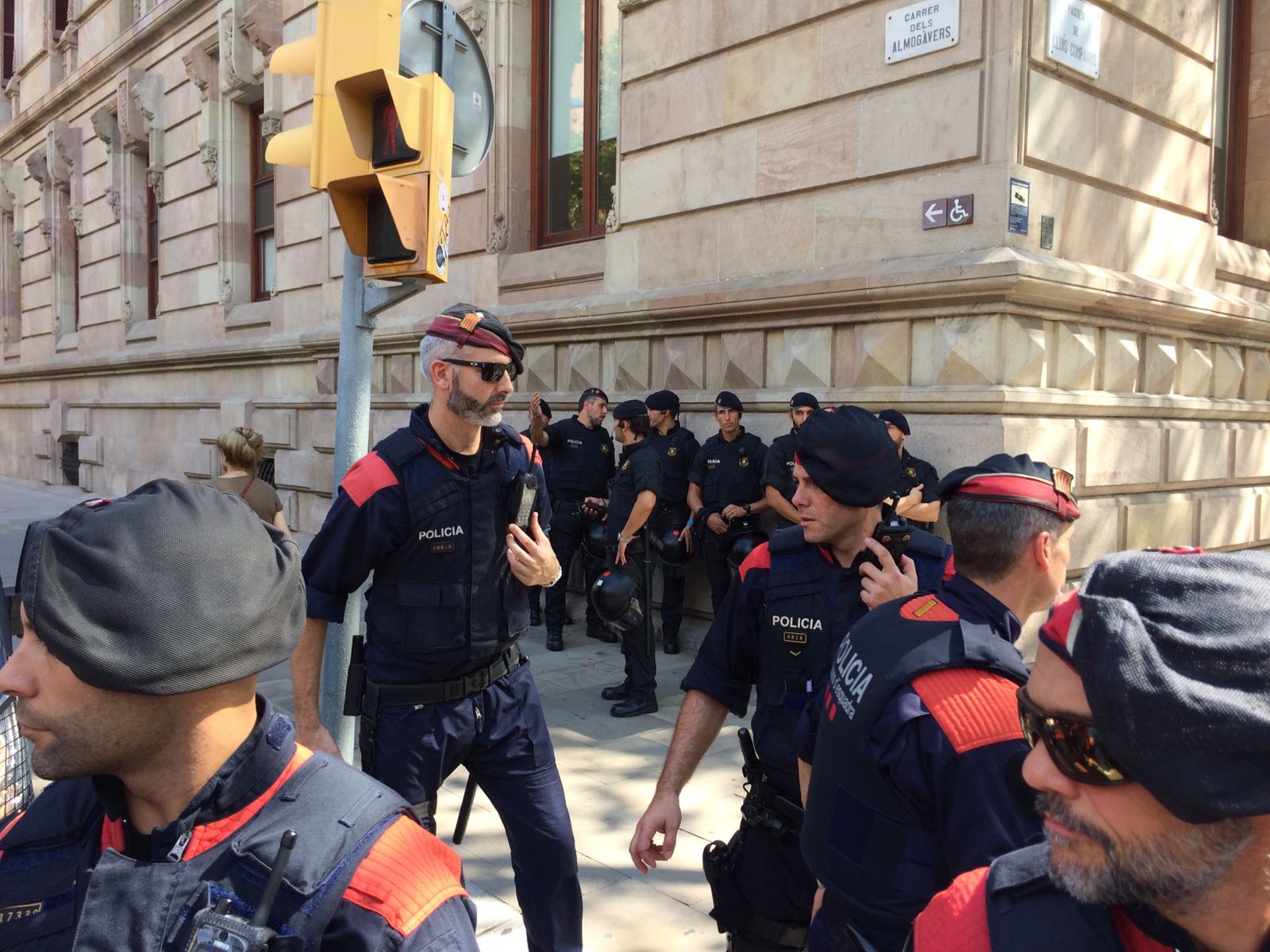 Els Mossos reforcen les unitats d'ordre públic davant la presència de la policia espanyola