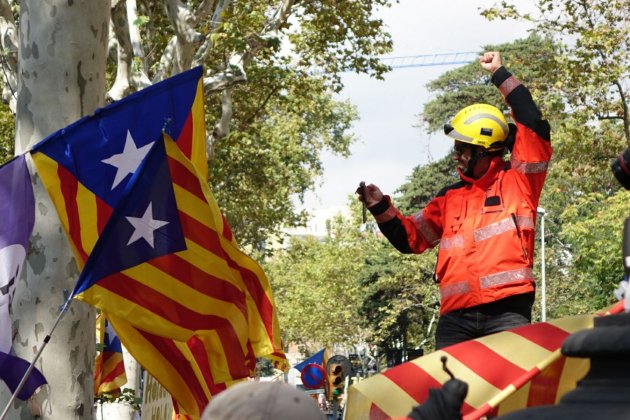 Un bomber alçat en la manifestació davant el TSJC / Roberto Lázaro