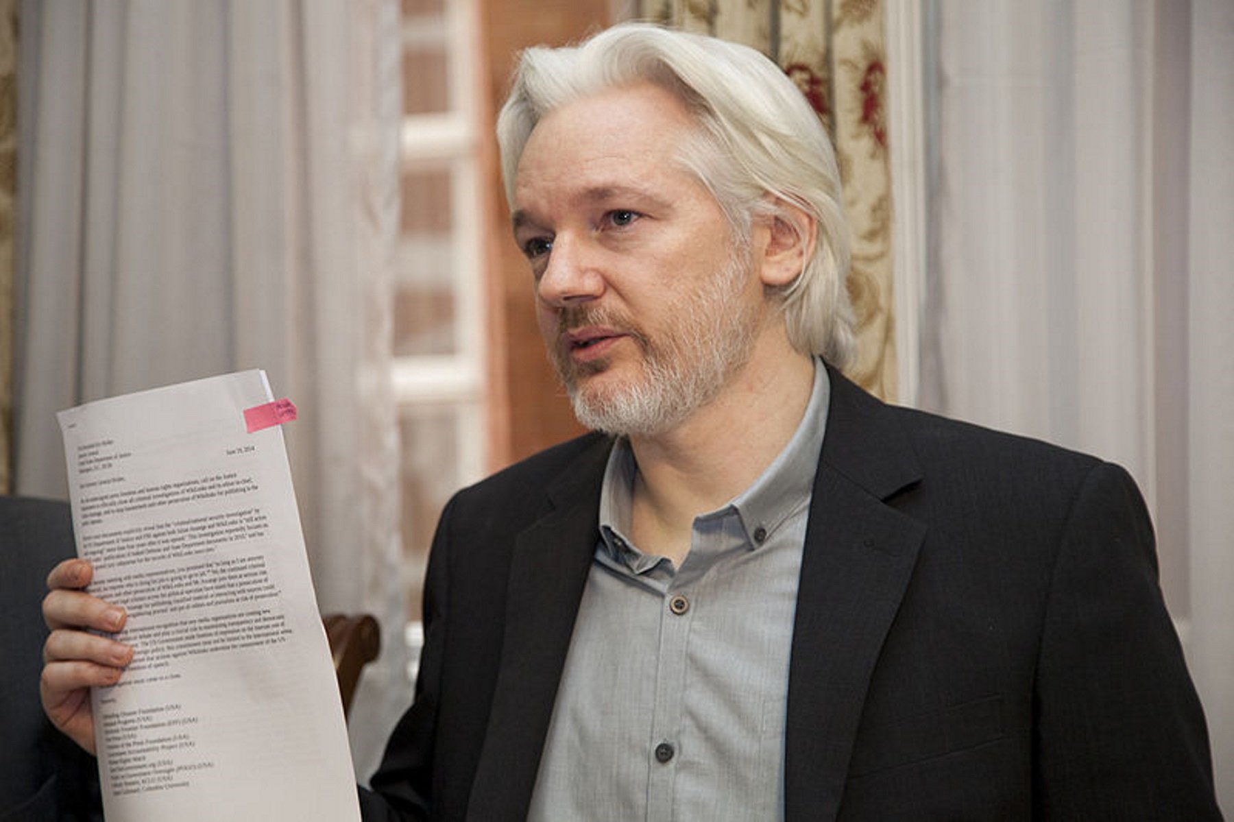 Julian Assange reapareix donant suport a Toni Albà