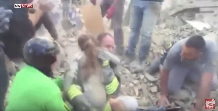 Rescaten una nena després de 16 hores sota les runes a Itàlia