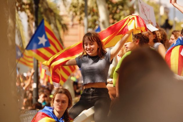 Una nena davant la manifestació del TSJC / Sergi Alcàzar