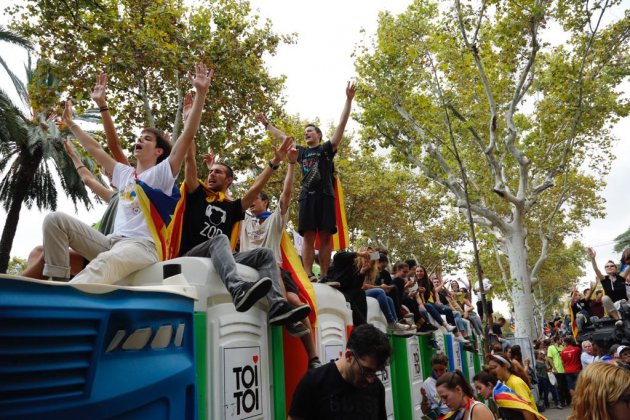 Manifestants sobre els sanitaris / Sergi Alcàzar