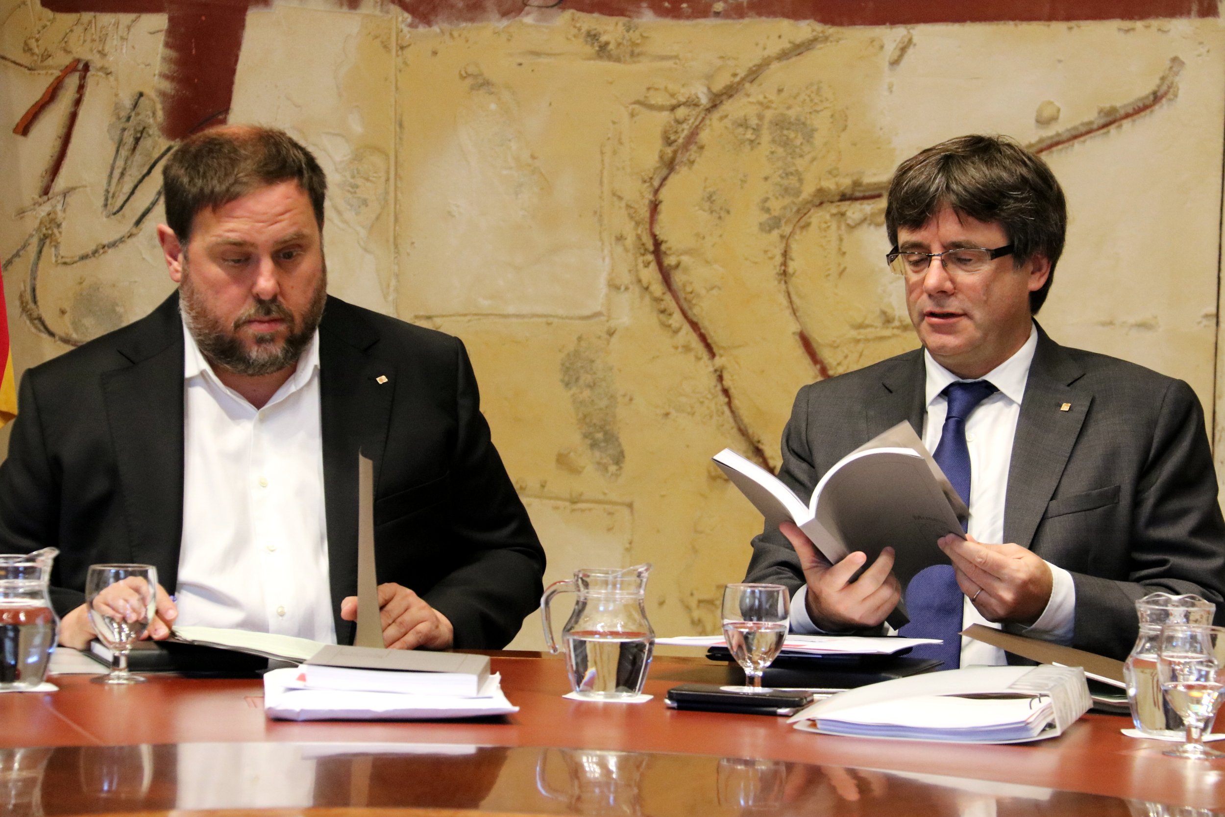 Puigdemont i Junqueras encapçalen una reunió al Palau per respondre Rajoy