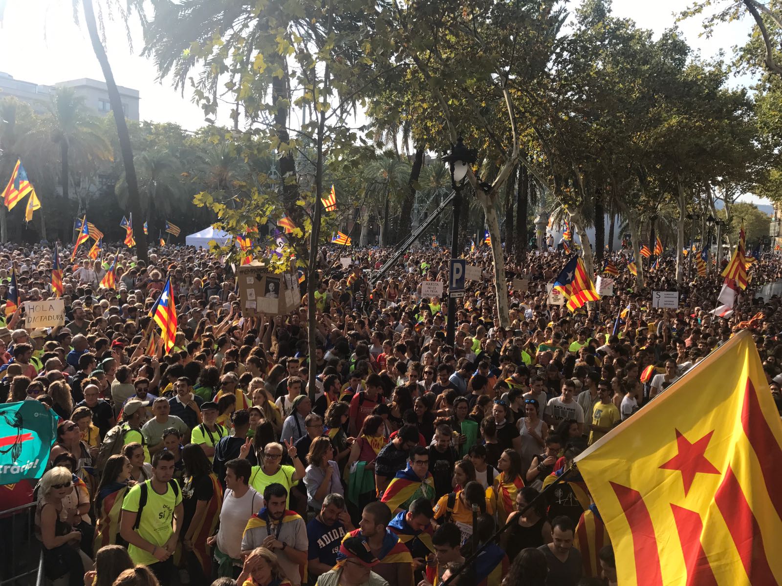 'La gallineta', 'Els segadors' y la incombustible Dharma en el Arc de Triomf