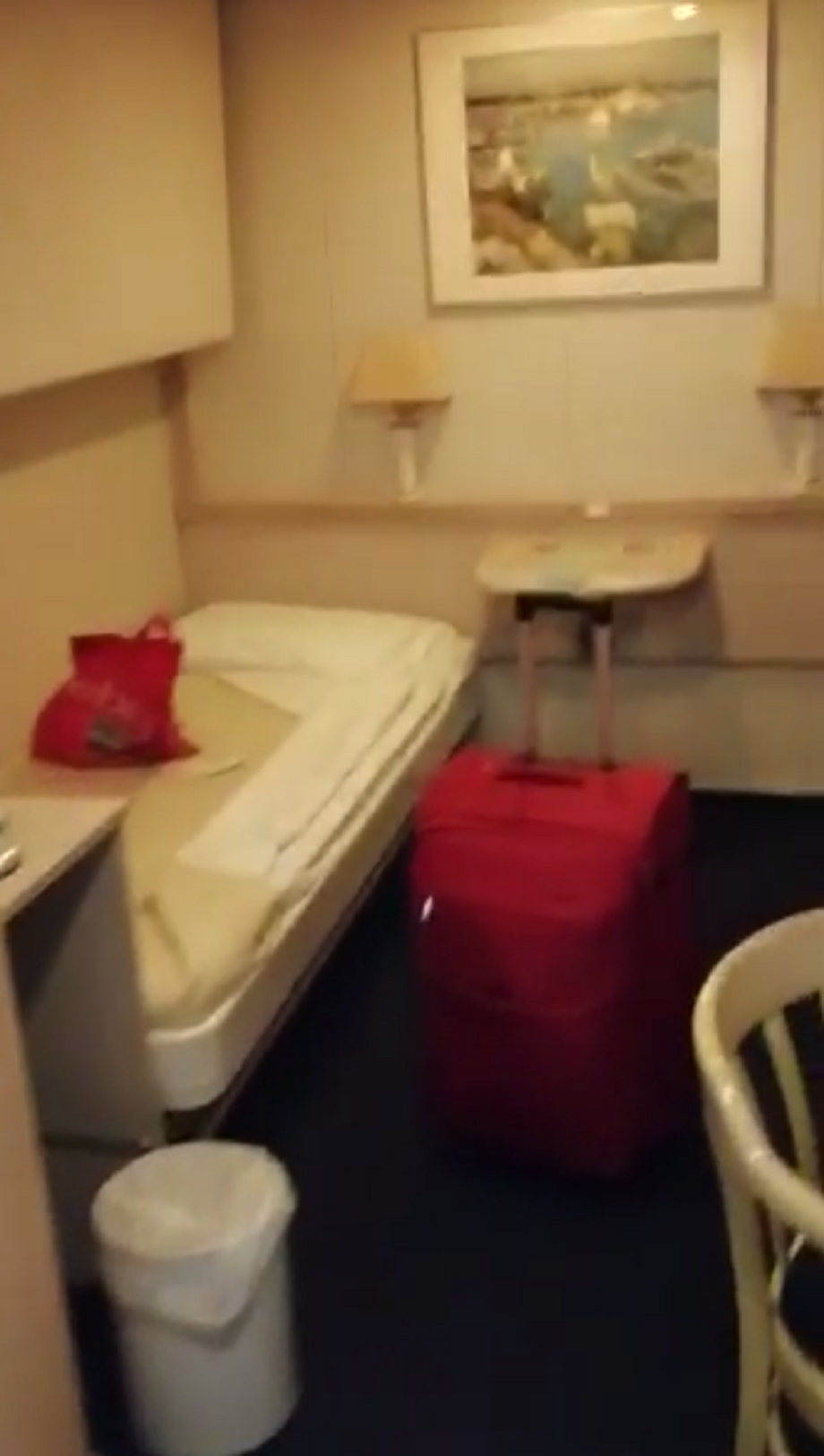 VÍDEO: Un policía nacional critica las habitaciones de los barcos-dormitorio