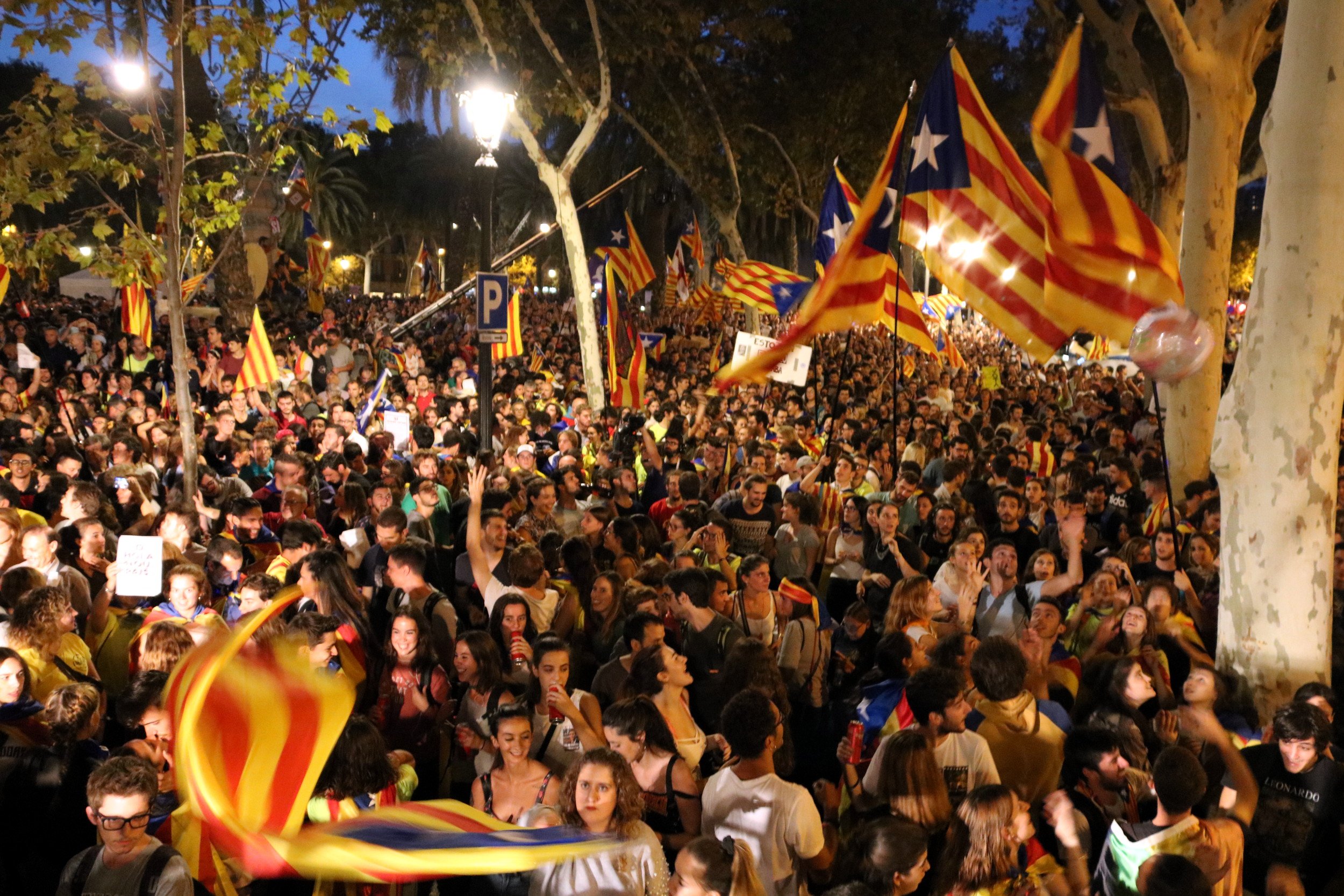 La sobirania emprèn la mobilització permanent i passa la nit davant del TSJC