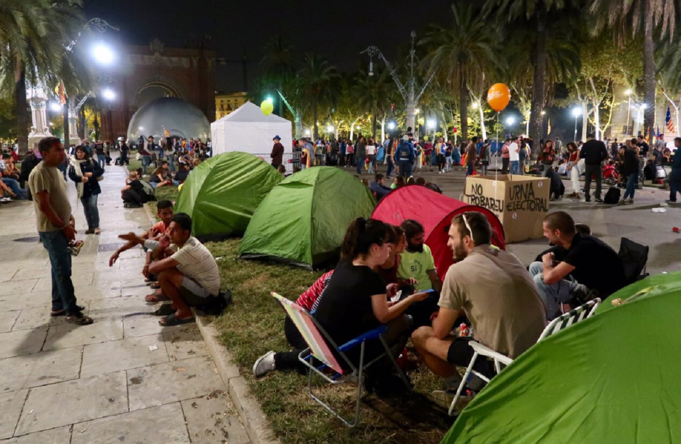 300 manifestantes pasan la noche ante el Arc de Triomf