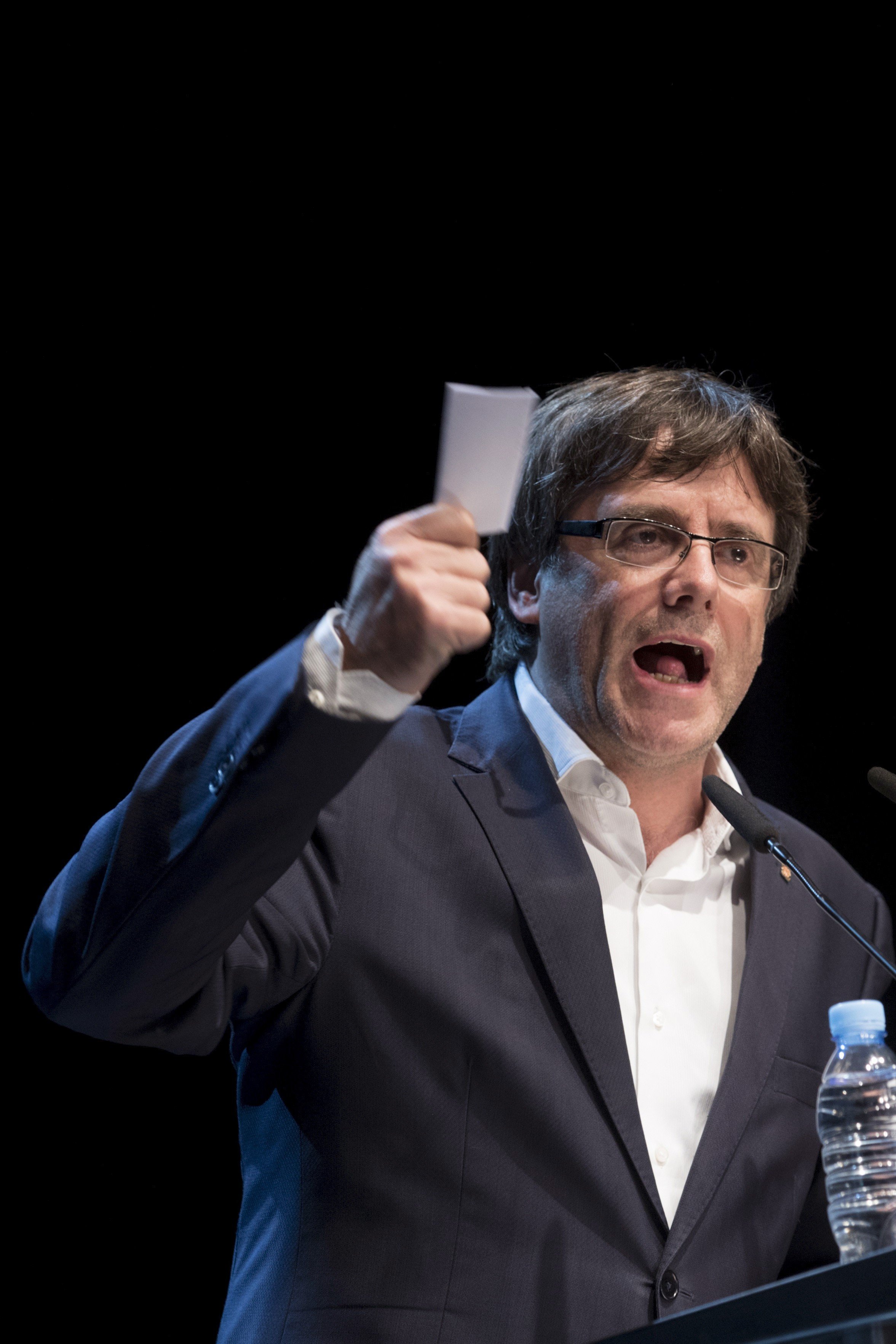 Puigdemont esquiva la prohibición del TSJC y anuncia un nuevo enlace de centros de votación
