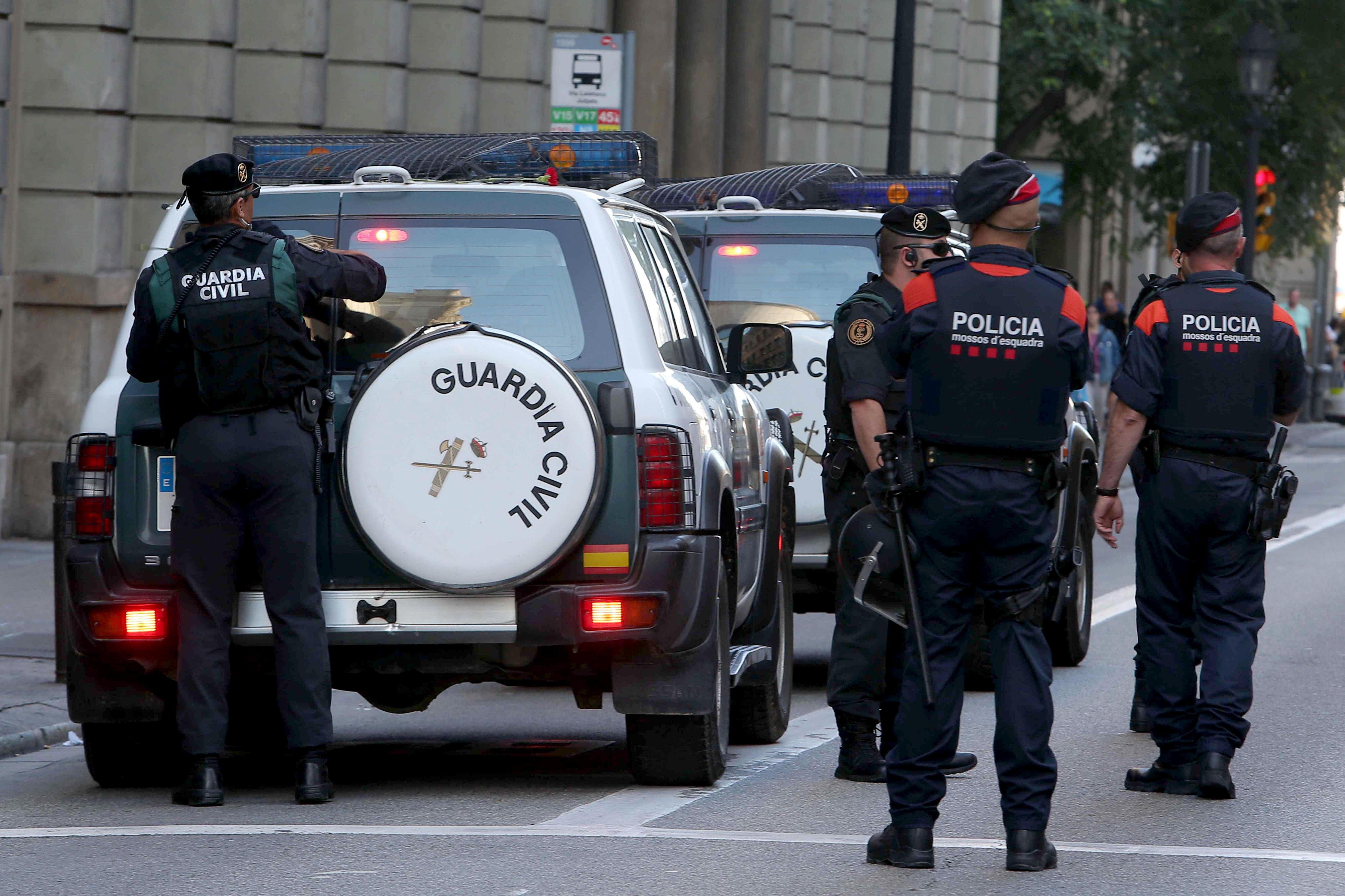La Guardia Civil empieza a salir del Port de Barcelona
