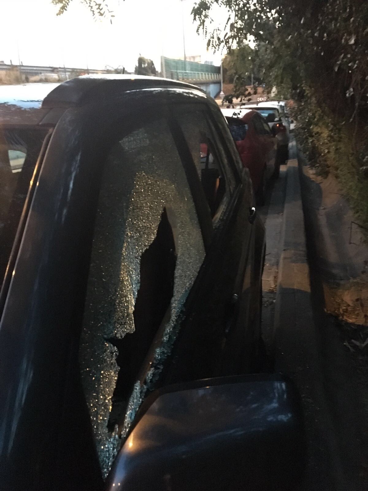 Le rompen los cristales del coche por llevar una estelada y le dejan una nota