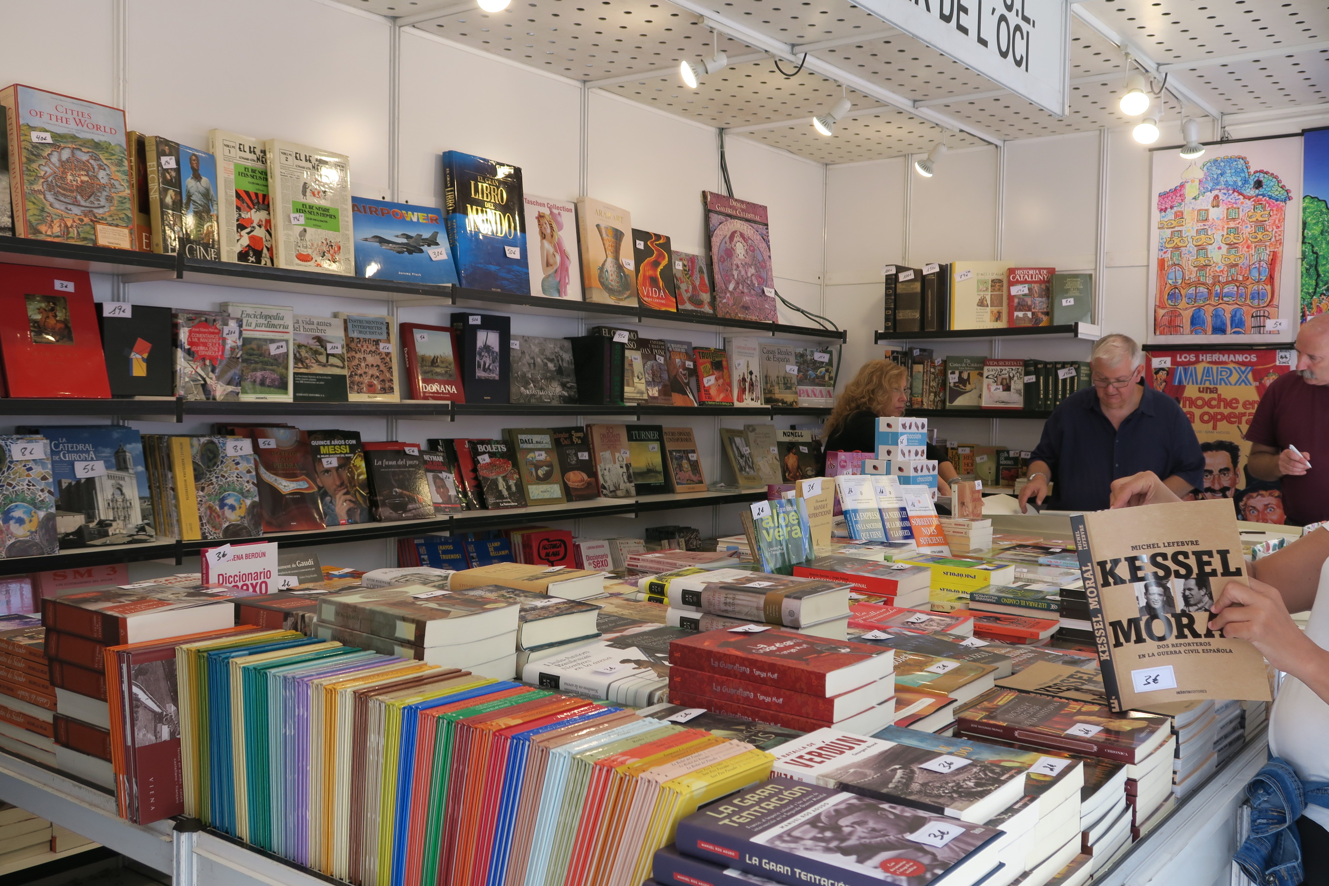 Els llibres vells conquereixen el Passeig de Gràcia