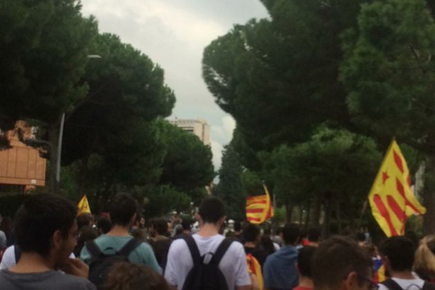 Manifestants proreferèndum baixen cap a la plaça Universitat 
