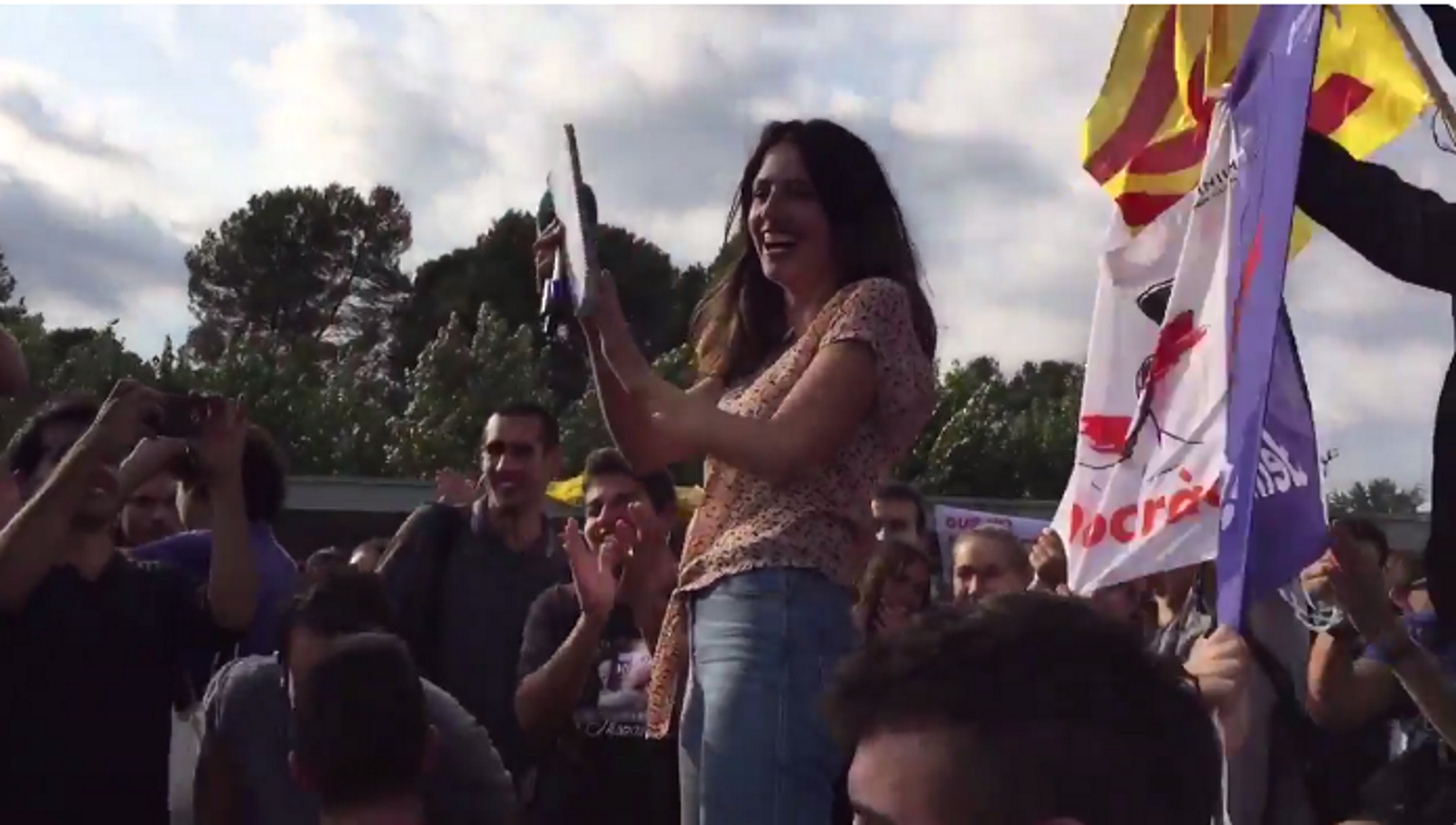 Canten 'Boig per tu' a la presentadora d'una tele espanyola, per desgreuge