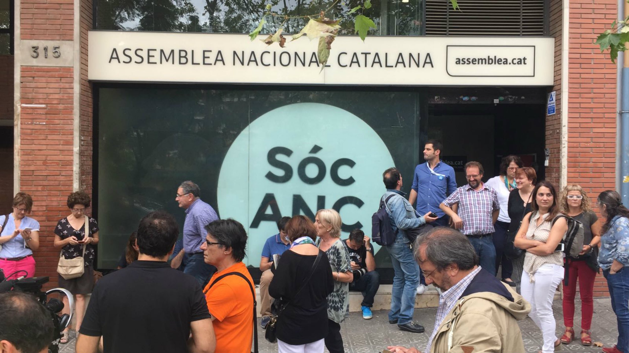 La ANC vacía su sede central en Barcelona entre rumores de un asalto policial