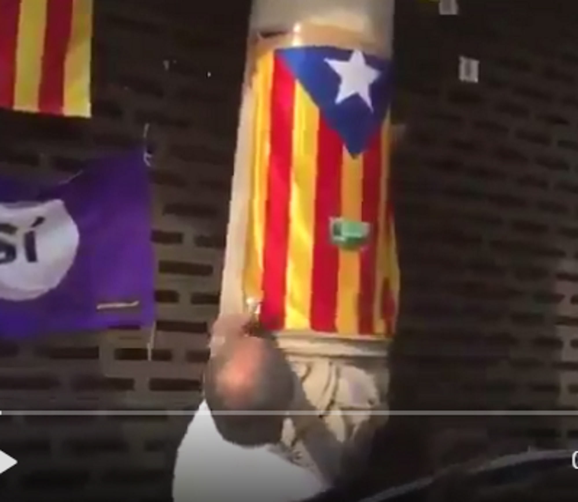 Video: L'unionista que retira estelades i cartells pro-referèndum