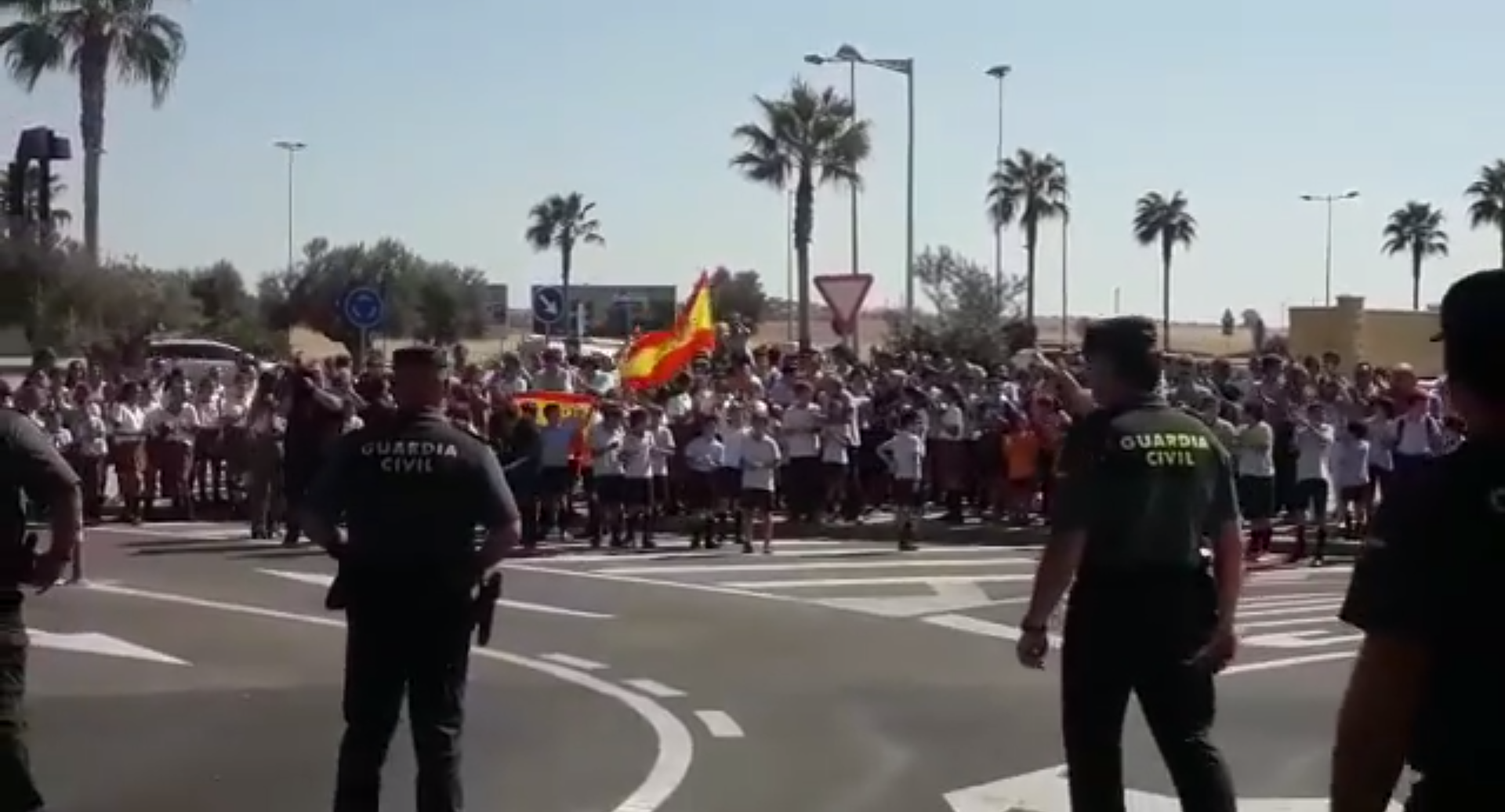 Niños de primaria participan en un acto de apoyo a la Guardia Civil por su actuación en Catalunya