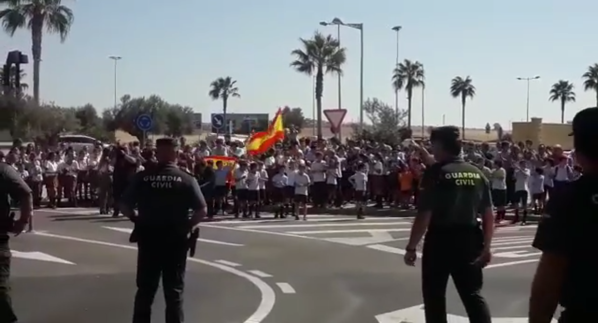 Nens de primària participen en un acte de suport a la Guàrdia Civil per la seva actuació a Catalunya