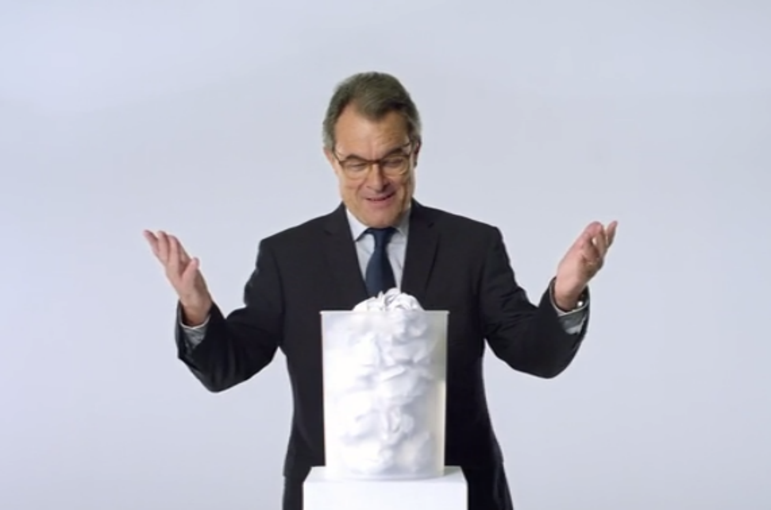 El 'pas al costat' de Mas, protagonista del nuevo espot por el sí del PDeCAT