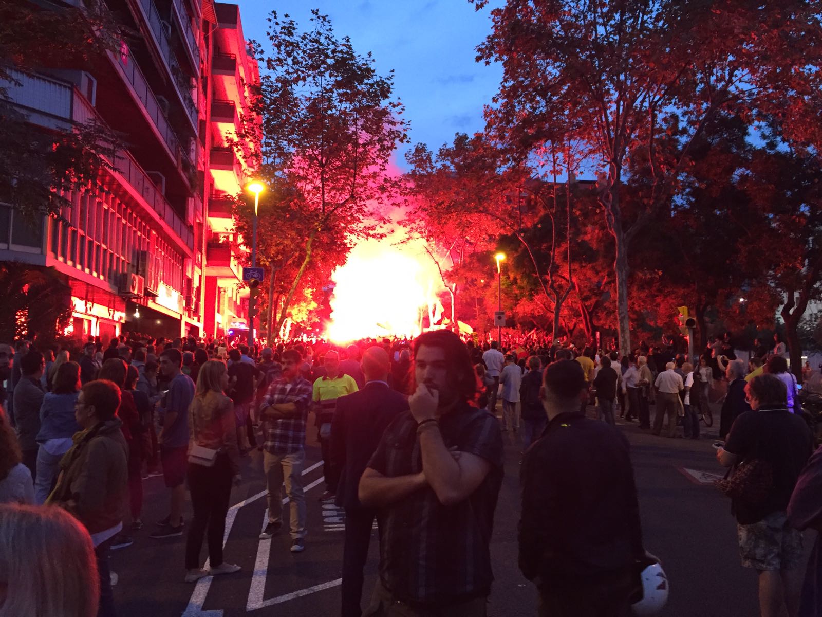 Grupos de extrema derecha se manifiestan delante de la sede de la ANC