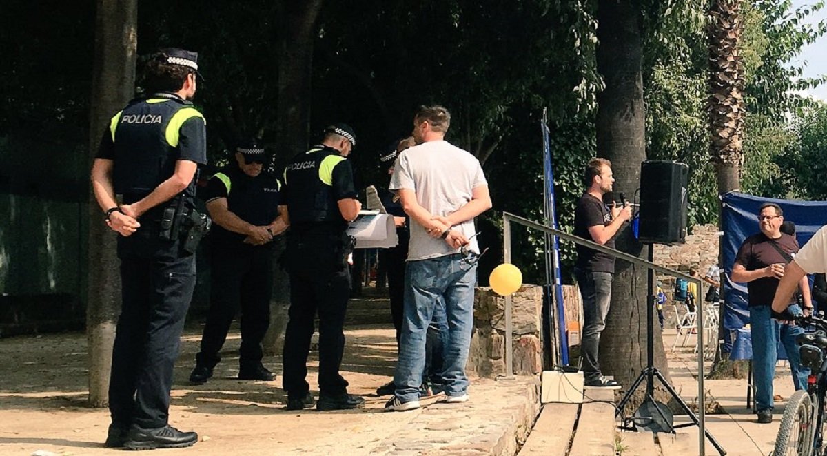 La policía local de Viladecans intenta impedir un acto del PDeCAT
