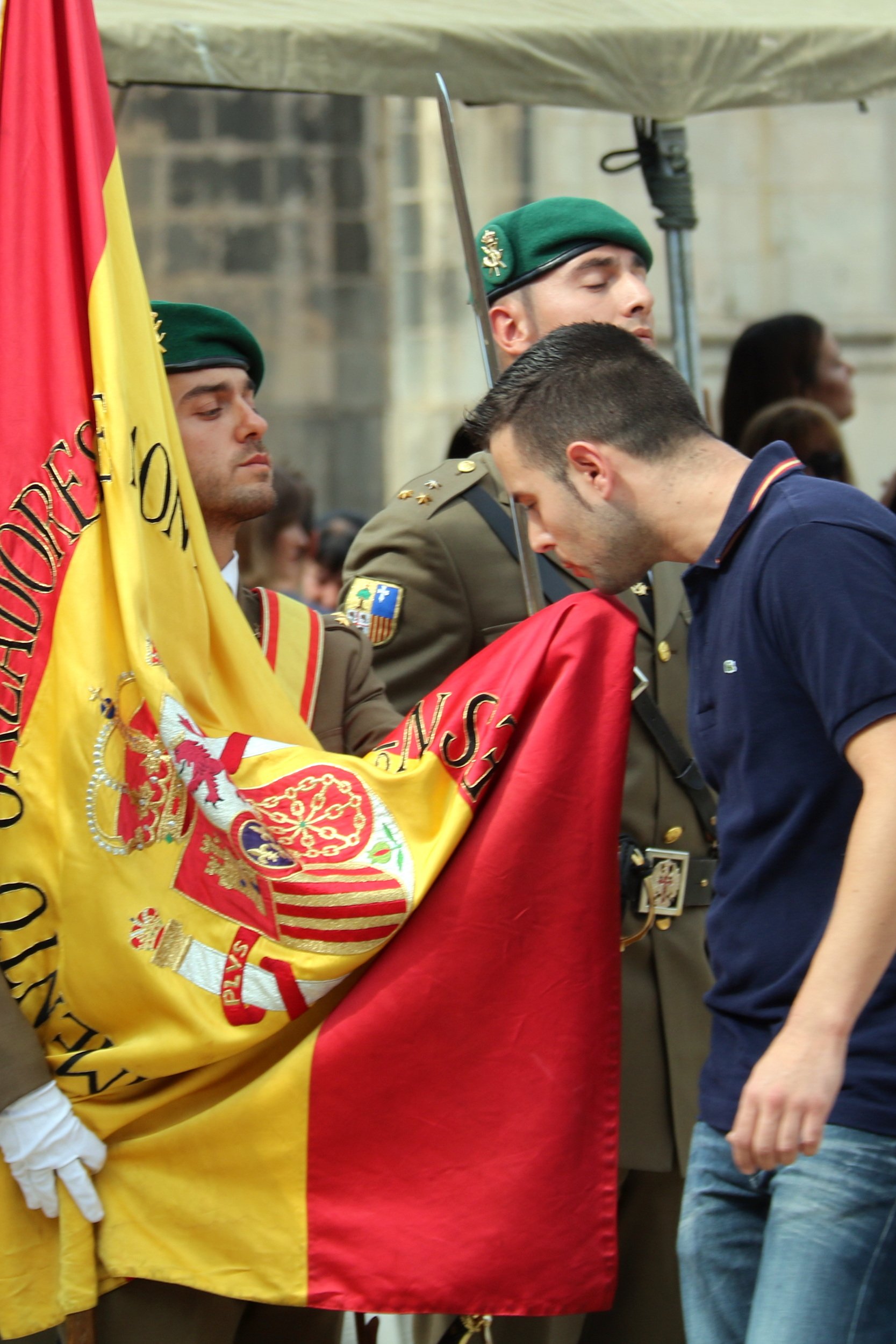 Més de 300 persones juren la bandera espanyola en un acte militar a Figueres