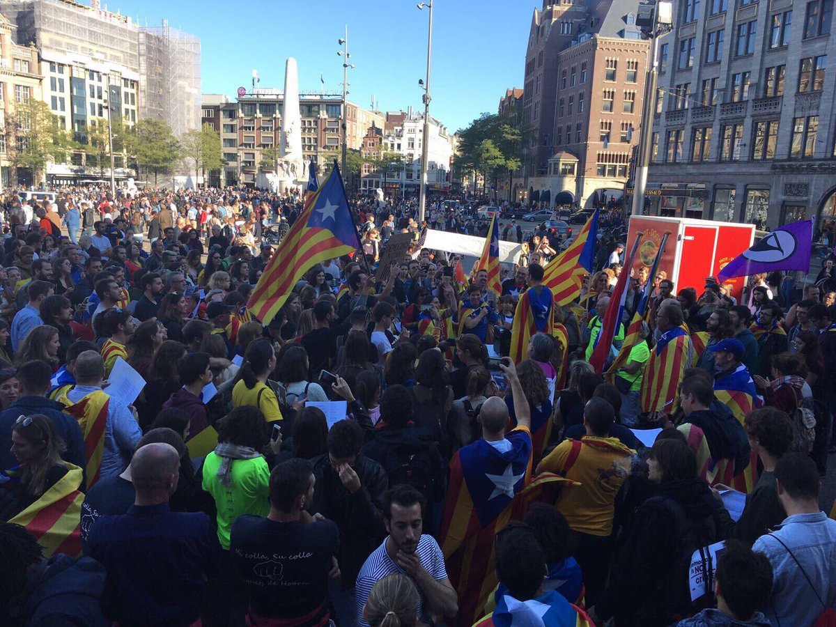 El apoyo a Catalunya irrumpe en el centro de Amsterdam