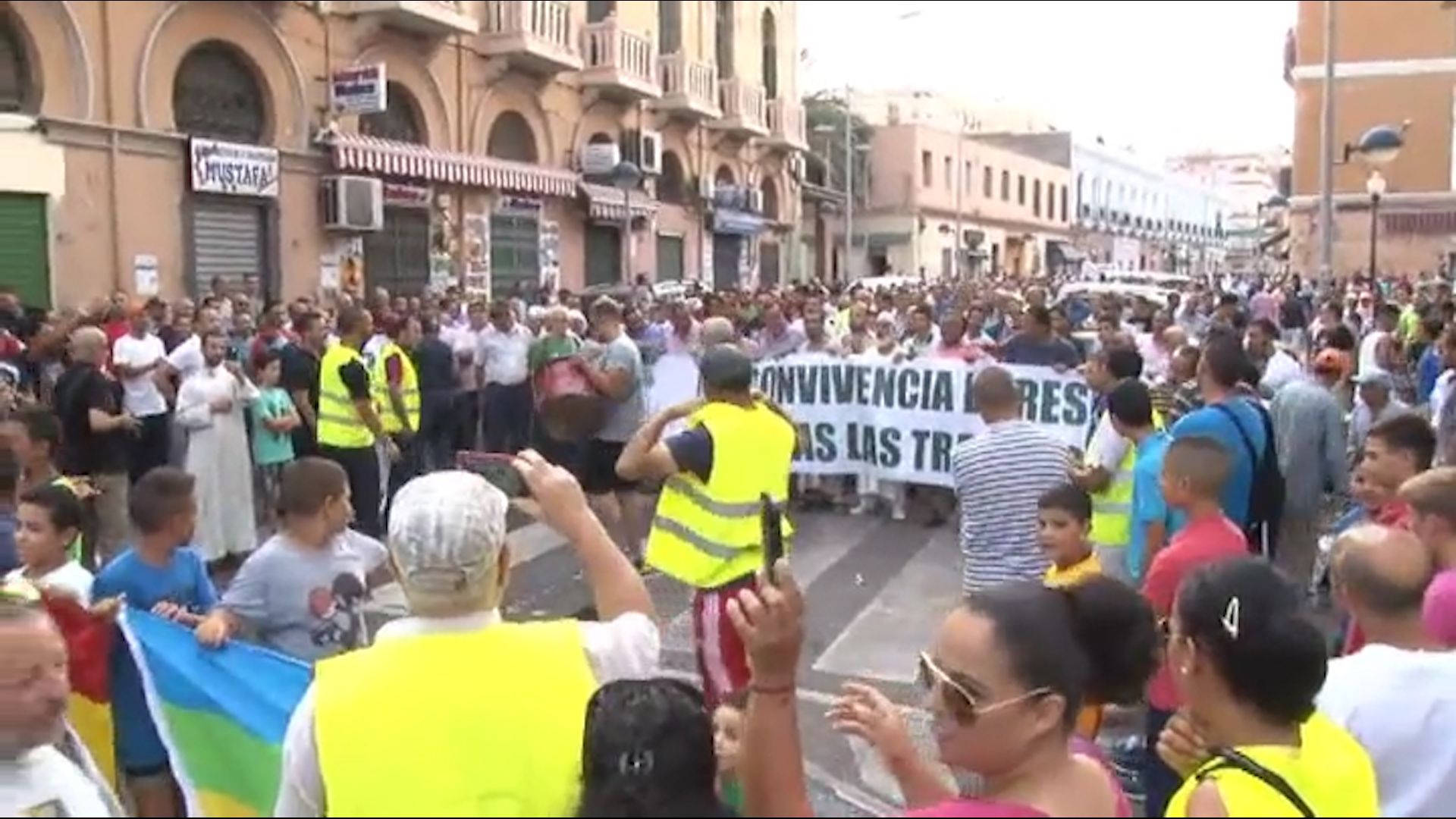 Vídeo: Miles de musulmanes protestan por no poder importar corderos a Melilla