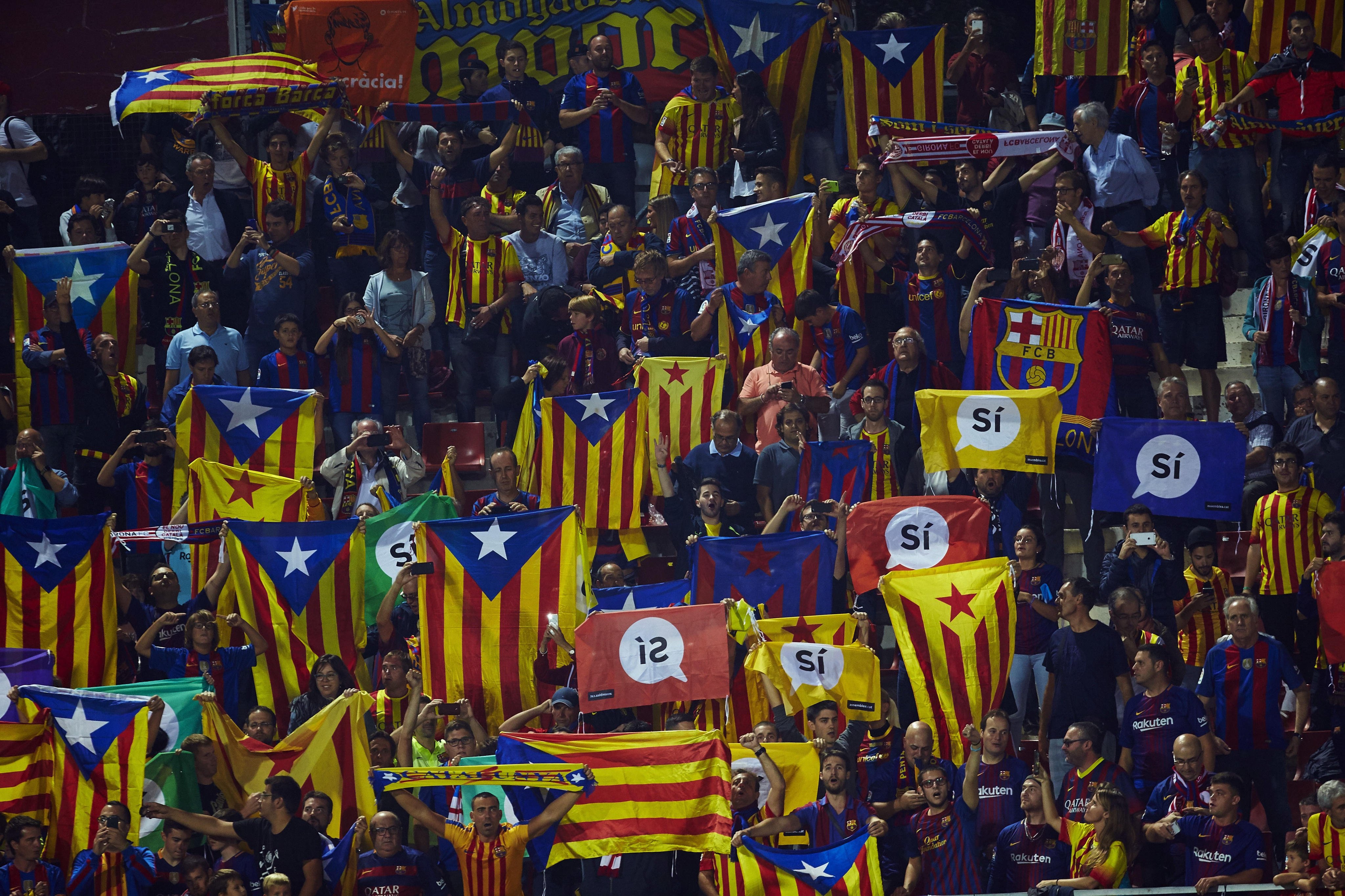 Expulsan a dos aficionados del Barça del campo del Dépor por gritar "Llibertat"