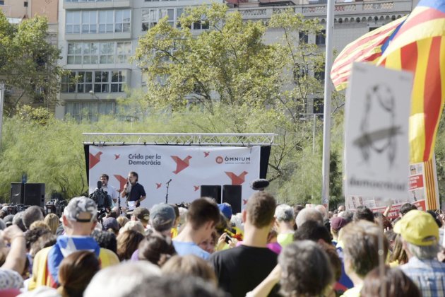 Multitud aplegada a Universitat en la manifestació / Laura Gómez