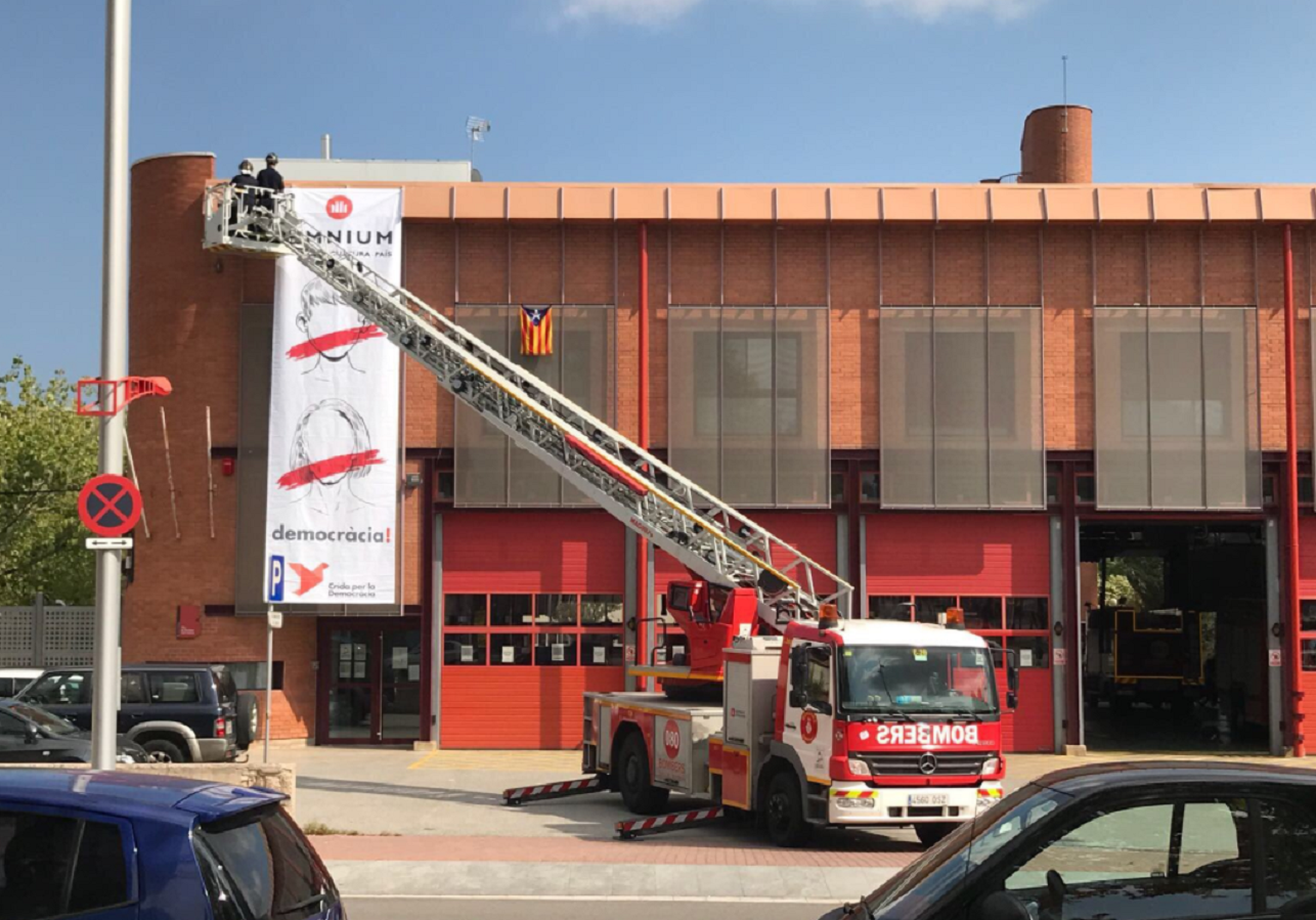 Colau obliga a despenjar els cartells per l’1-O a l’edifici dels Bombers