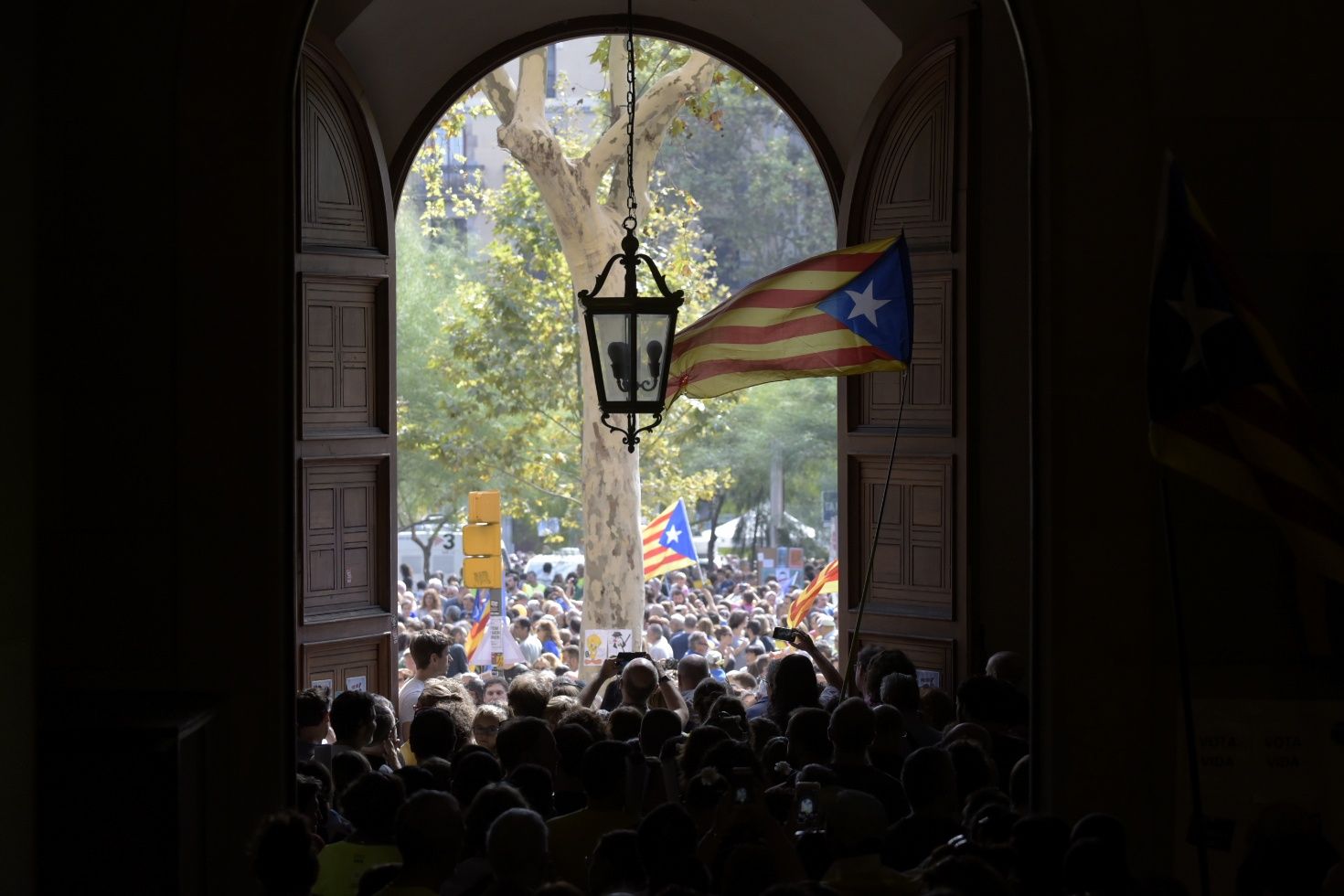 Intel·lectuals de referència global avalen l'1-O i titllen Espanya d'"Estat canalla"