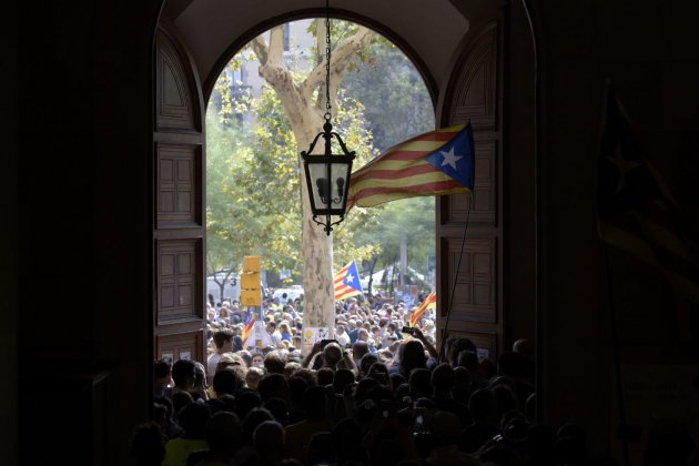 Vista de la manifestació des de l'entrada de l'edifici històric de la UB / Laura Gómez