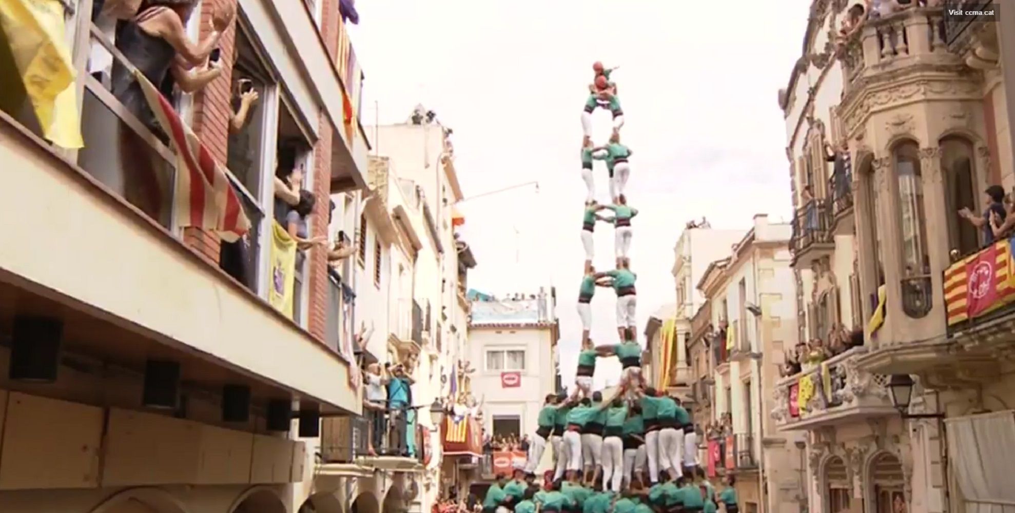 Los Castellers de Vilafranca descargan el 3 de 10 amb folre y manilles