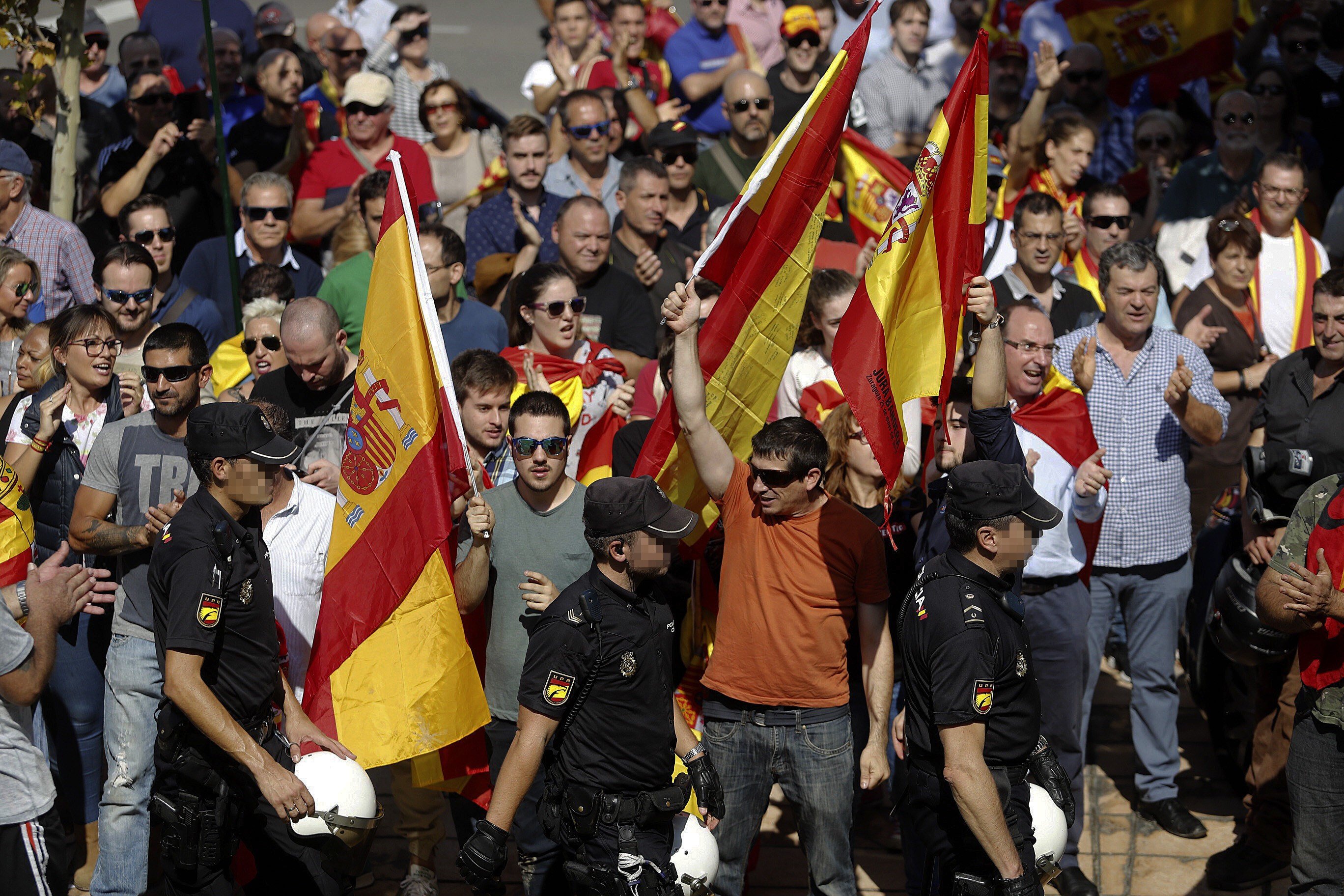 Els ultres bloquegen un acte pro-referèndum de Podemos a Saragossa, per manca de policies