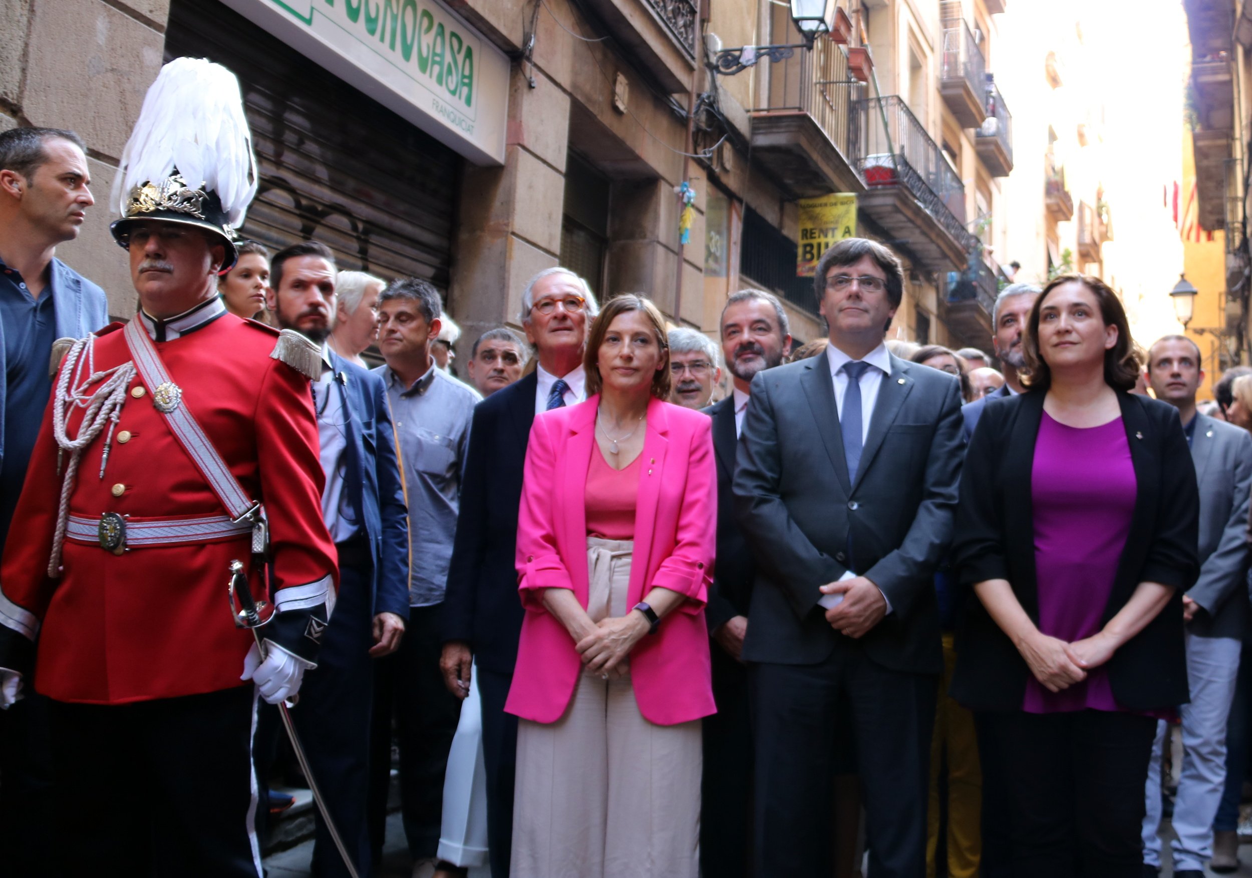 Puigdemont, Colau y Forcadell, entre gritos de "votaremos" en el Seguici de autoridades