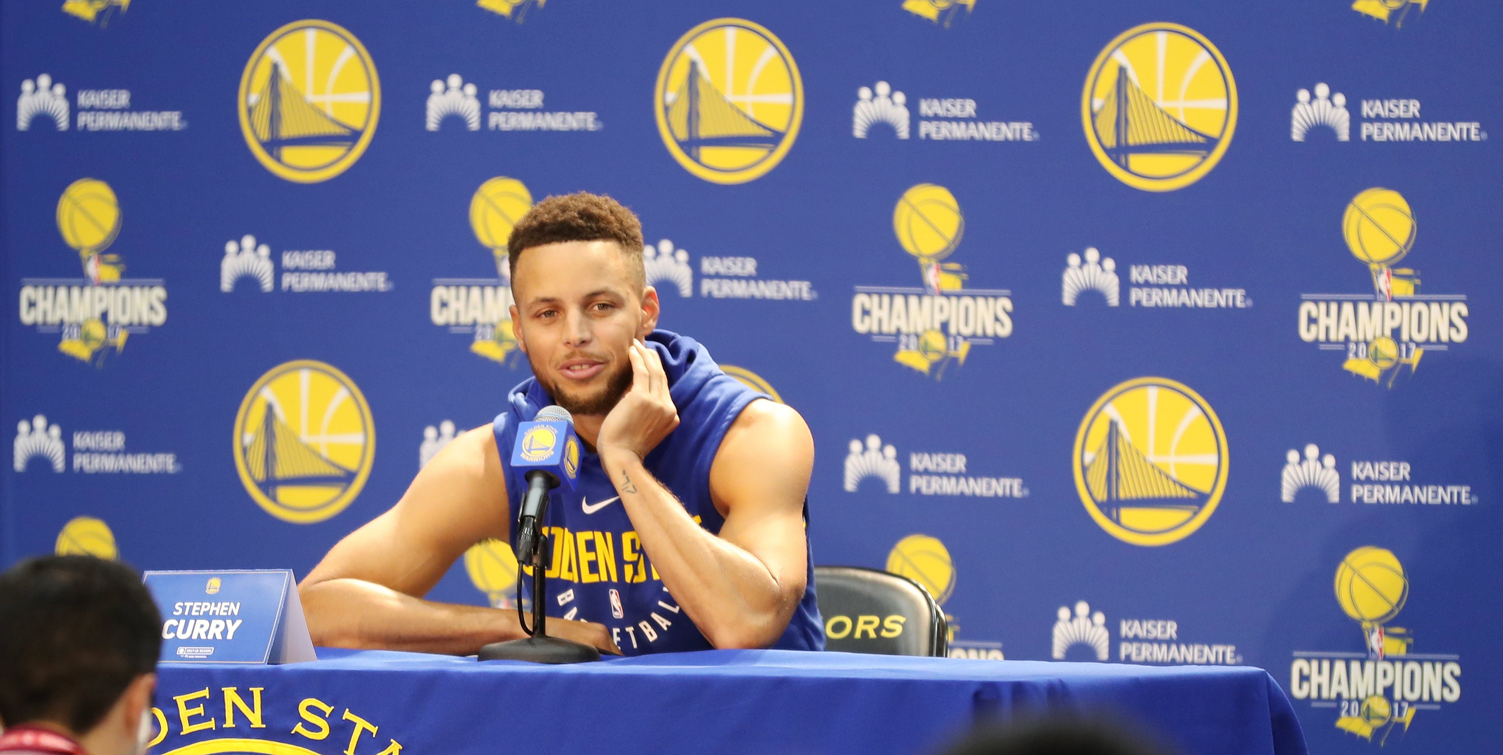 Stephen Curry talla 2 caps a Golden State Warriors per ser el millor