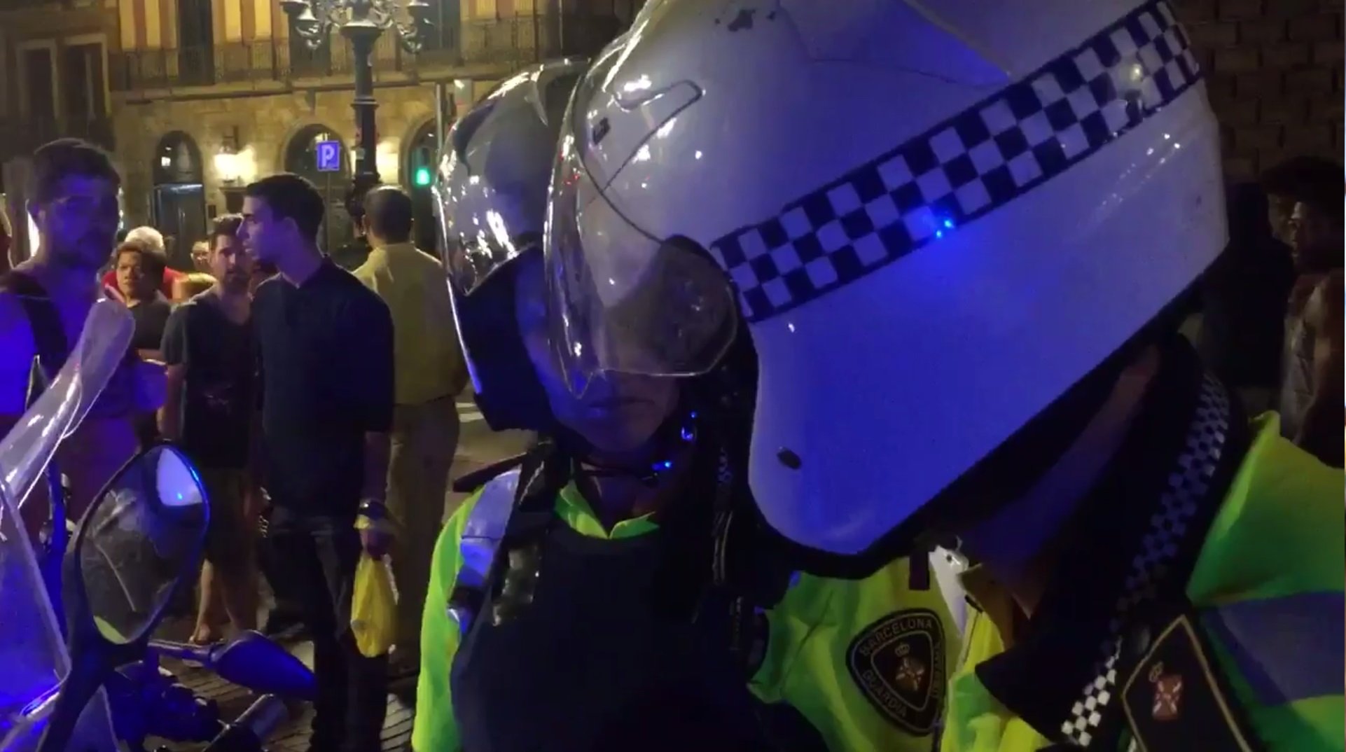 La Guàrdia Urbana de Barcelona identifica (en castellà) uns joves que penjaven cartells de l'1-O