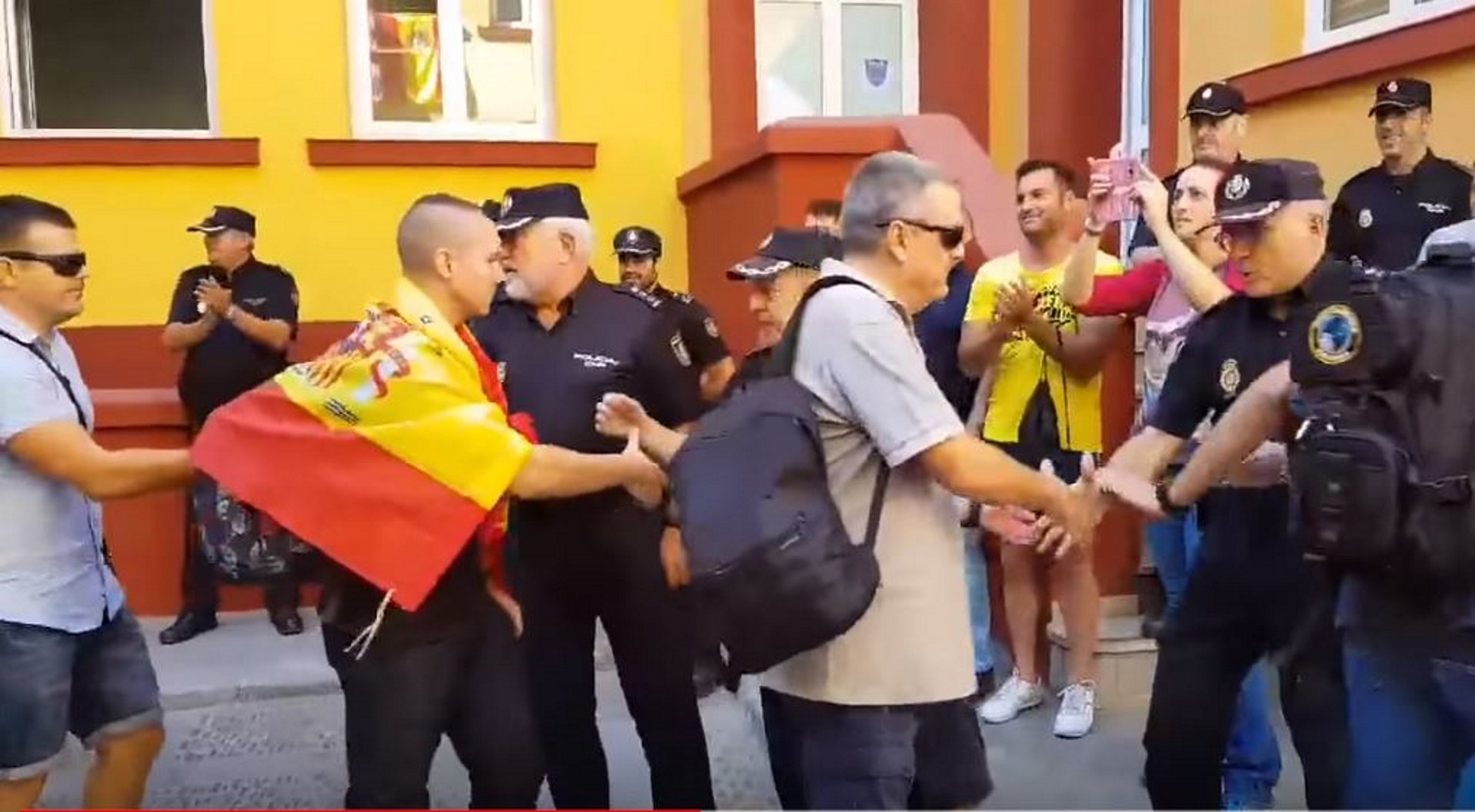 Córdoba: La patriótica despedida de los policías nacionales enviados a Catalunya