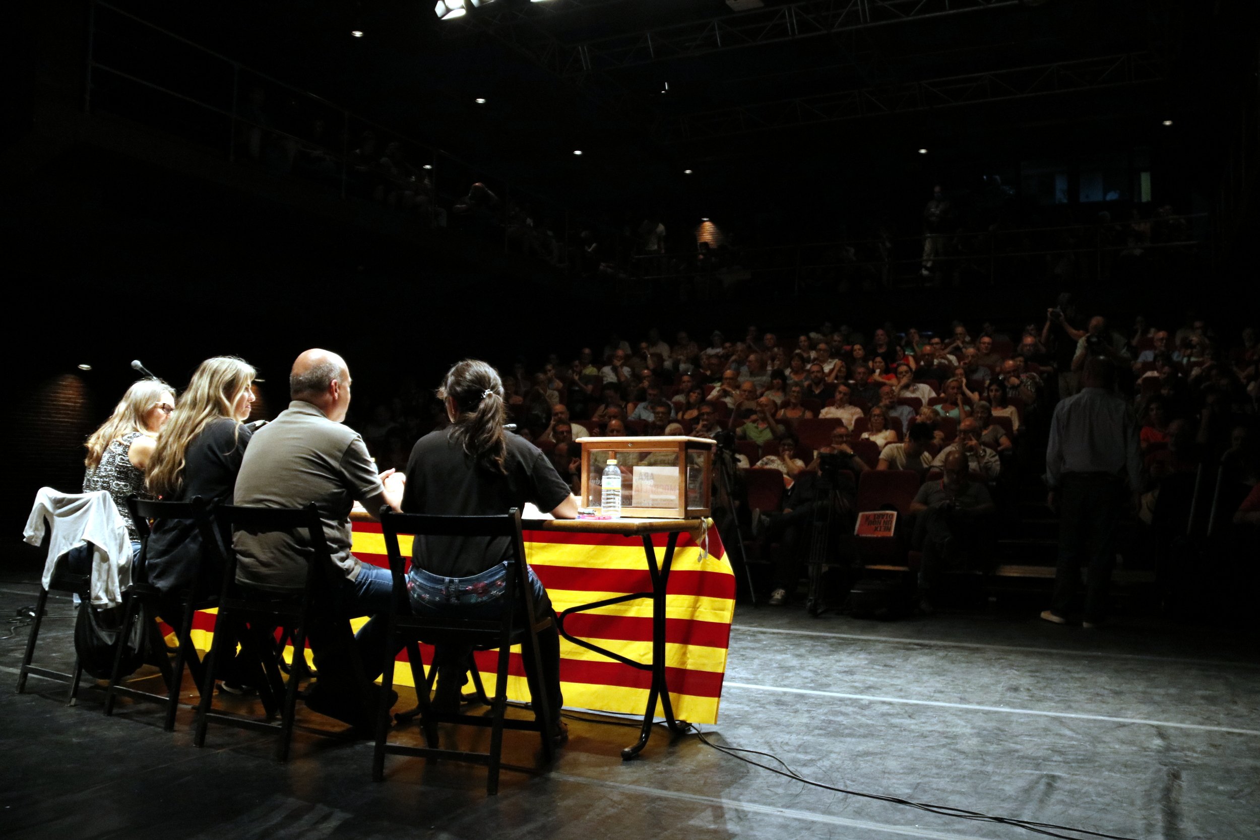 Centenars de persones a València donen suport a l'1-O