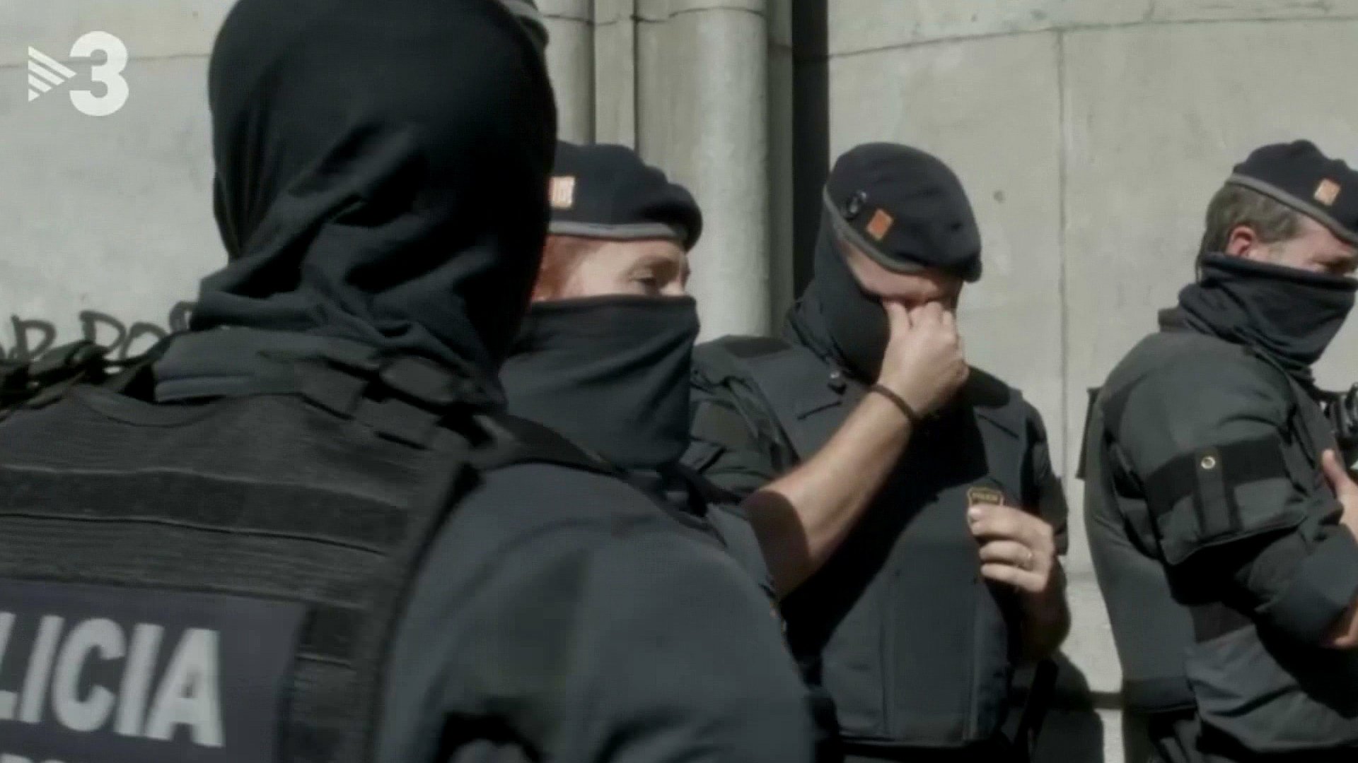 Anti-riot police officer gets emotional when protesters sing the Catalan anthem